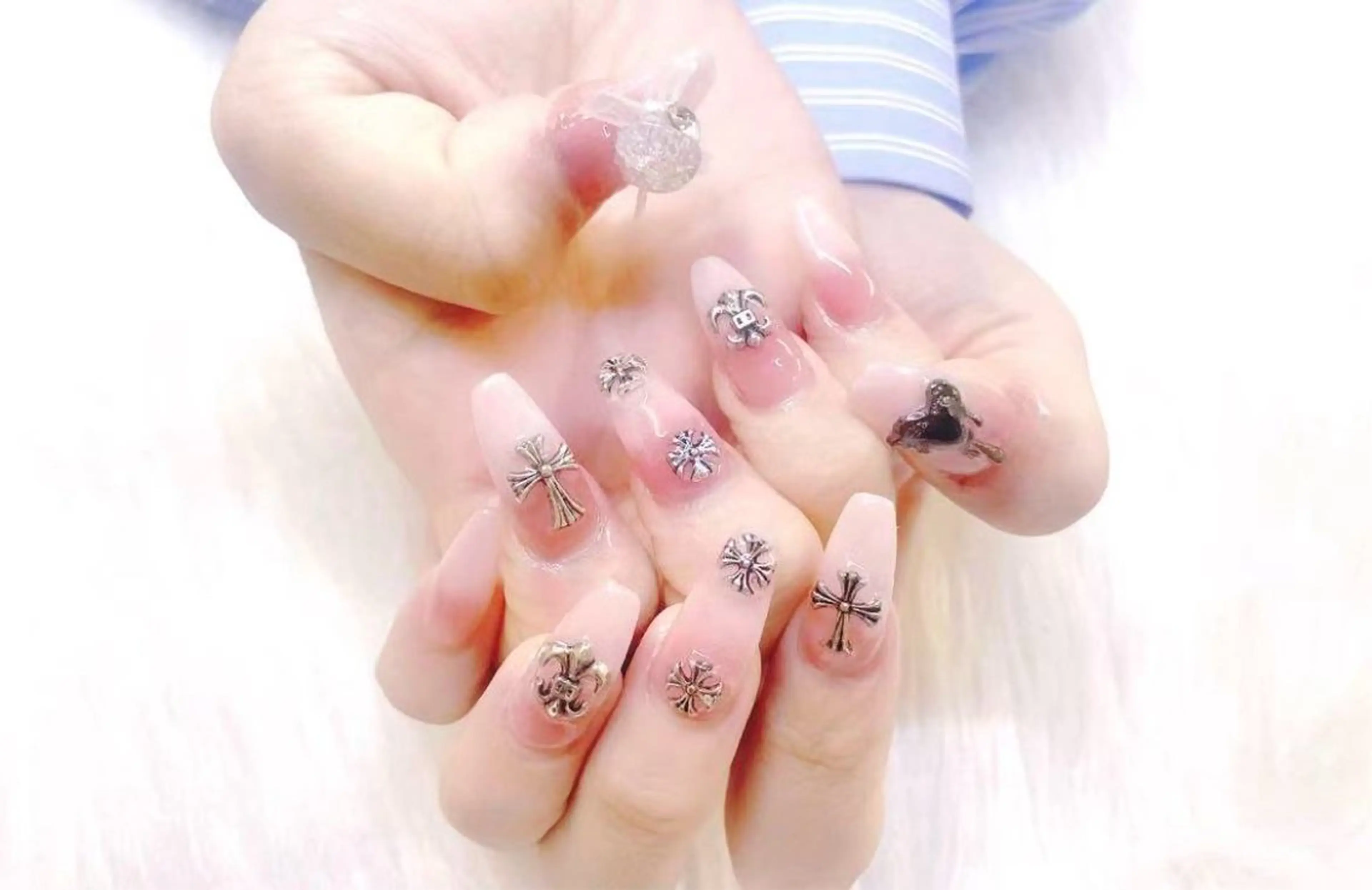ネイル ハンドネイル フットネイル ハンドケア Queen NAIL SALON所属・林 かねいのネイルデザイン