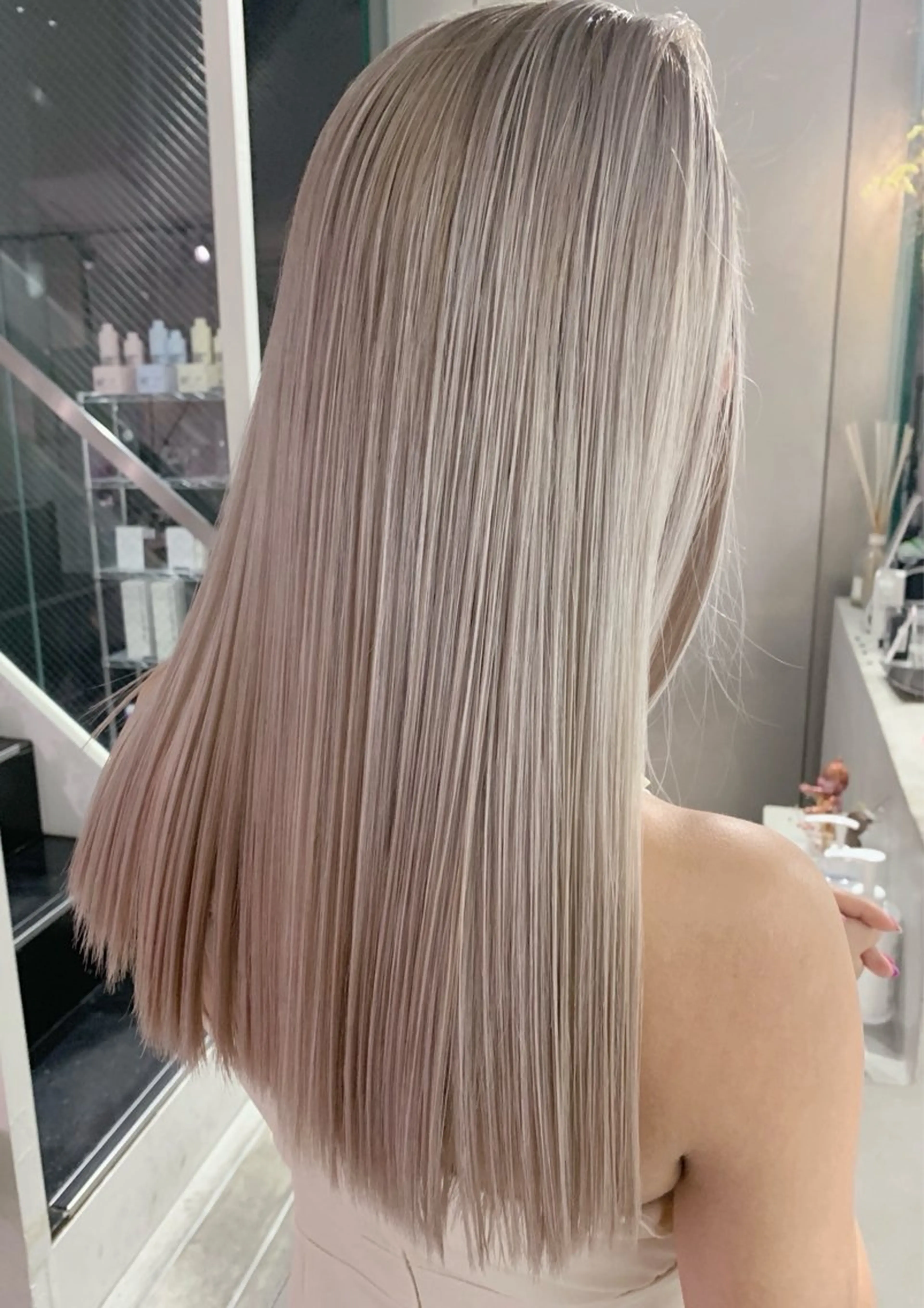 セミロング カラー ベージュカラー ホワイトベージュ カット ヘアカラー トリートメント CHERIEブリーチ ダブルカラー　天神のヘアスタイル