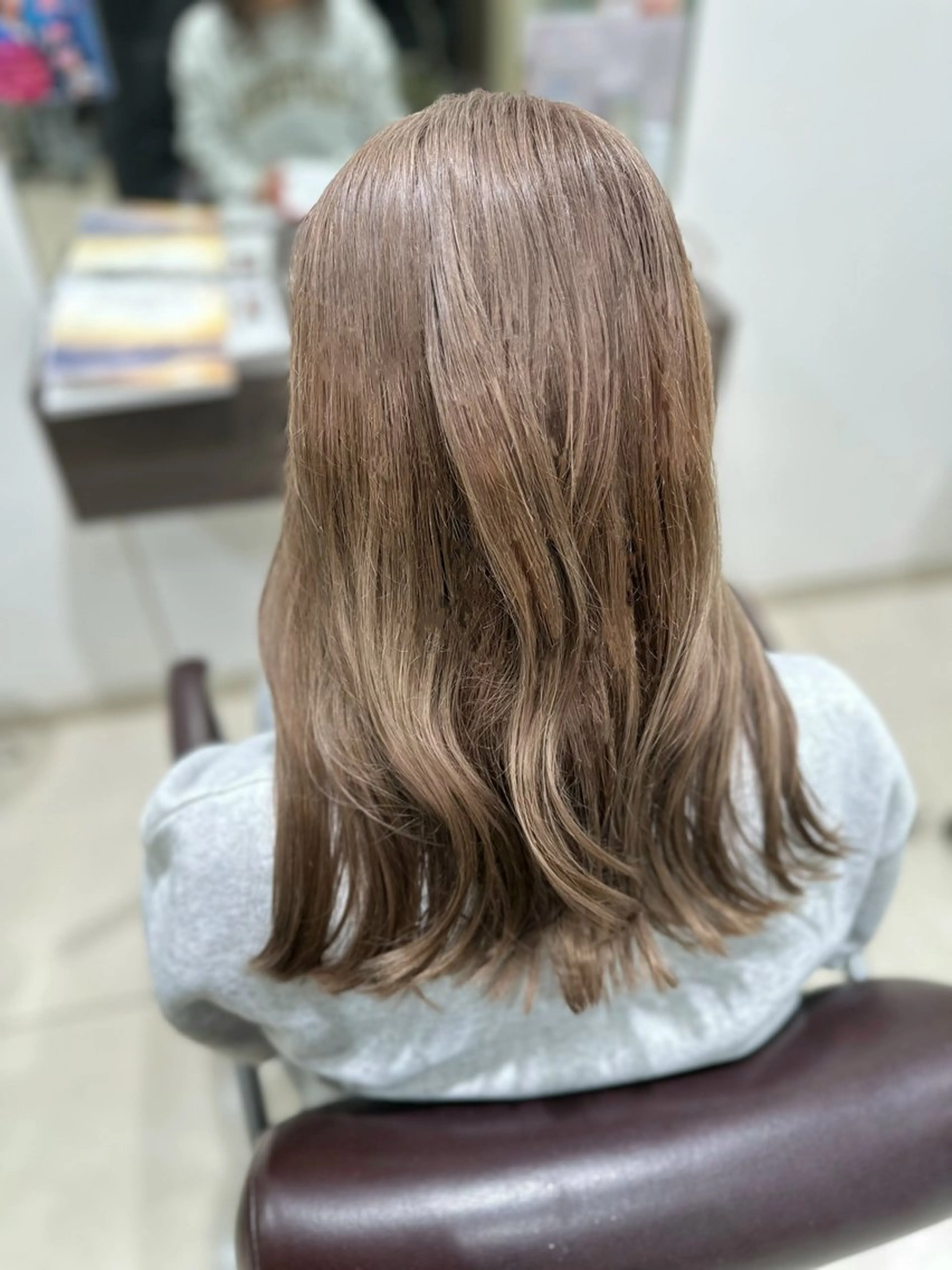 ロング カラー ブリーチ グレージュ ミルクティーグレージュ カット ヘアカラー ハイトーン/艶カラー /透明感カラー/みなのヘアスタイル