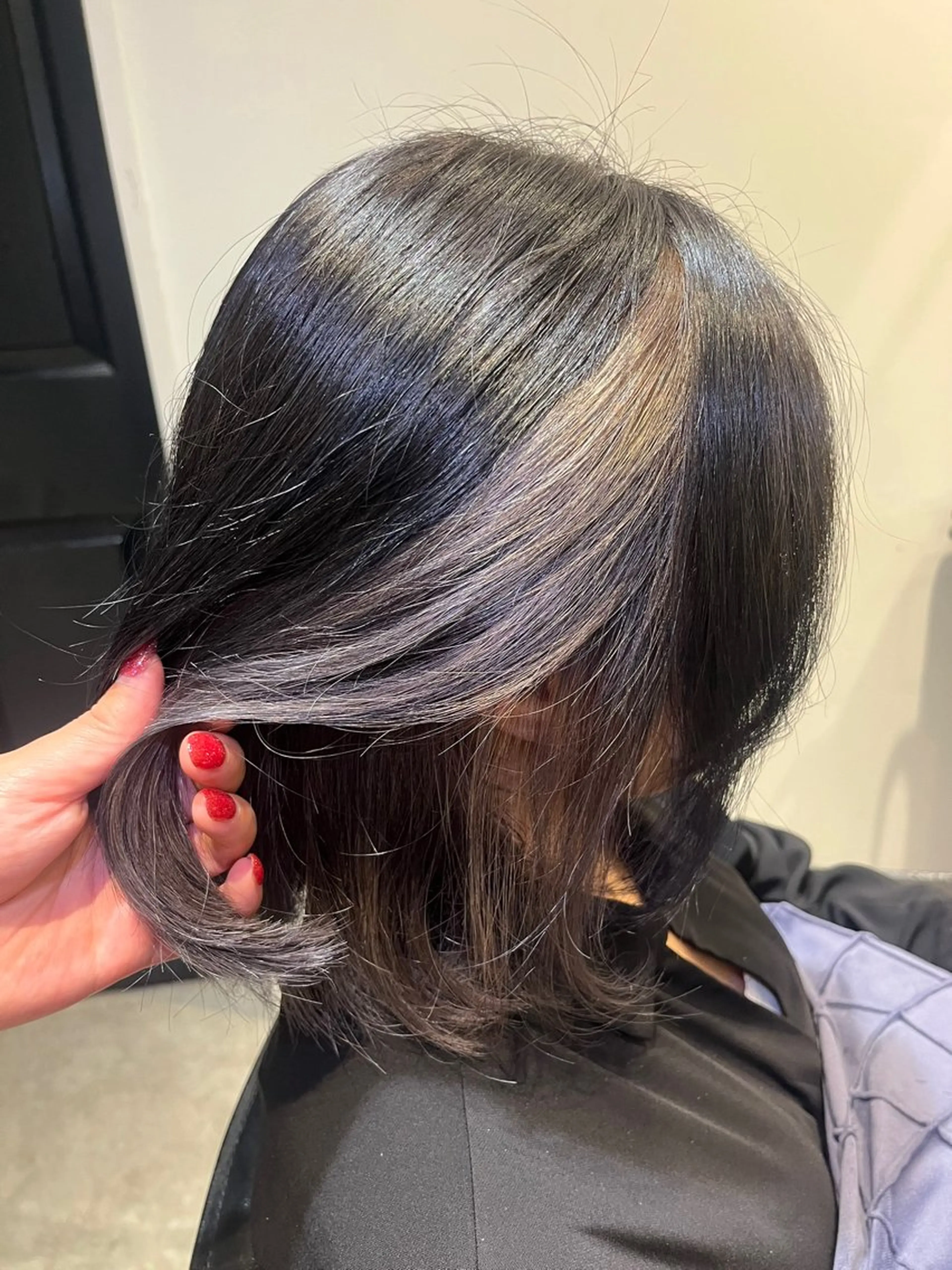 カラー シルバー Cadre新小岩🫧 栗原葵のヘアスタイル