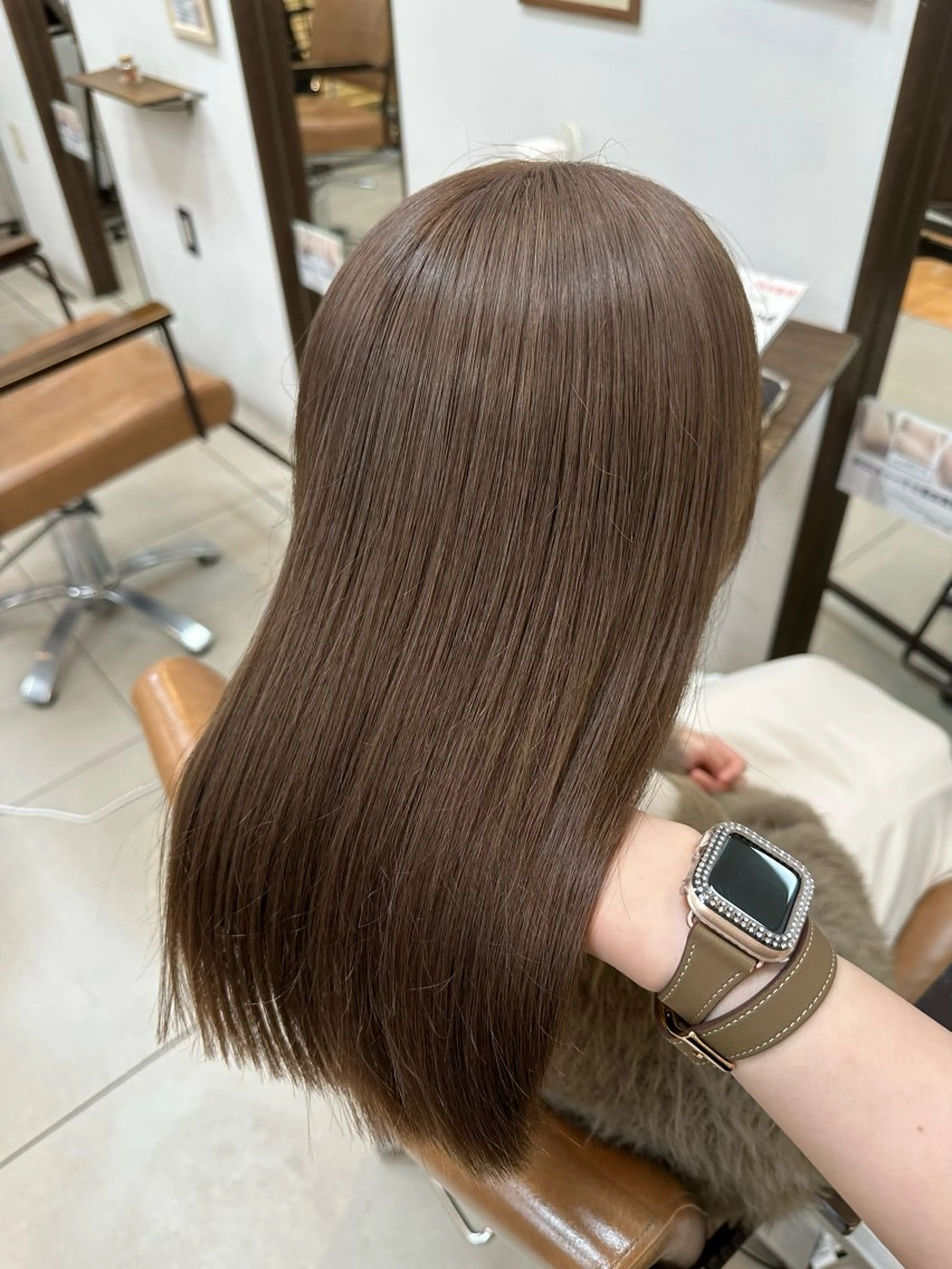 セミロング カラー ヘアアレンジ ベージュカラー ブリーチ オリーブベージュ Cloe 梅田所属・🌼北口 絢🌼のヘアスタイル