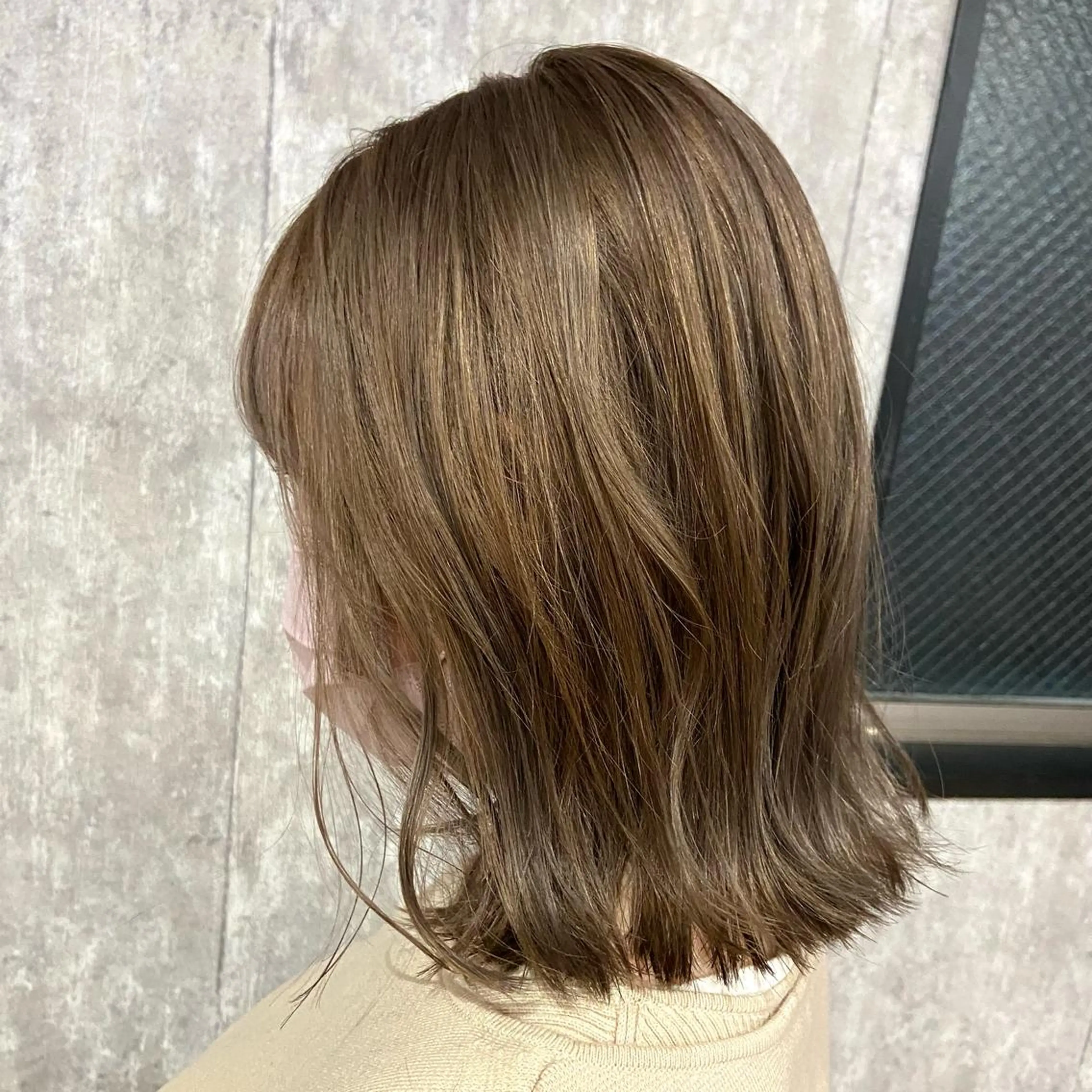 ミディアム カラー ヘアアレンジ グレージュ TIDEHAIR SHIHOのヘアスタイル
