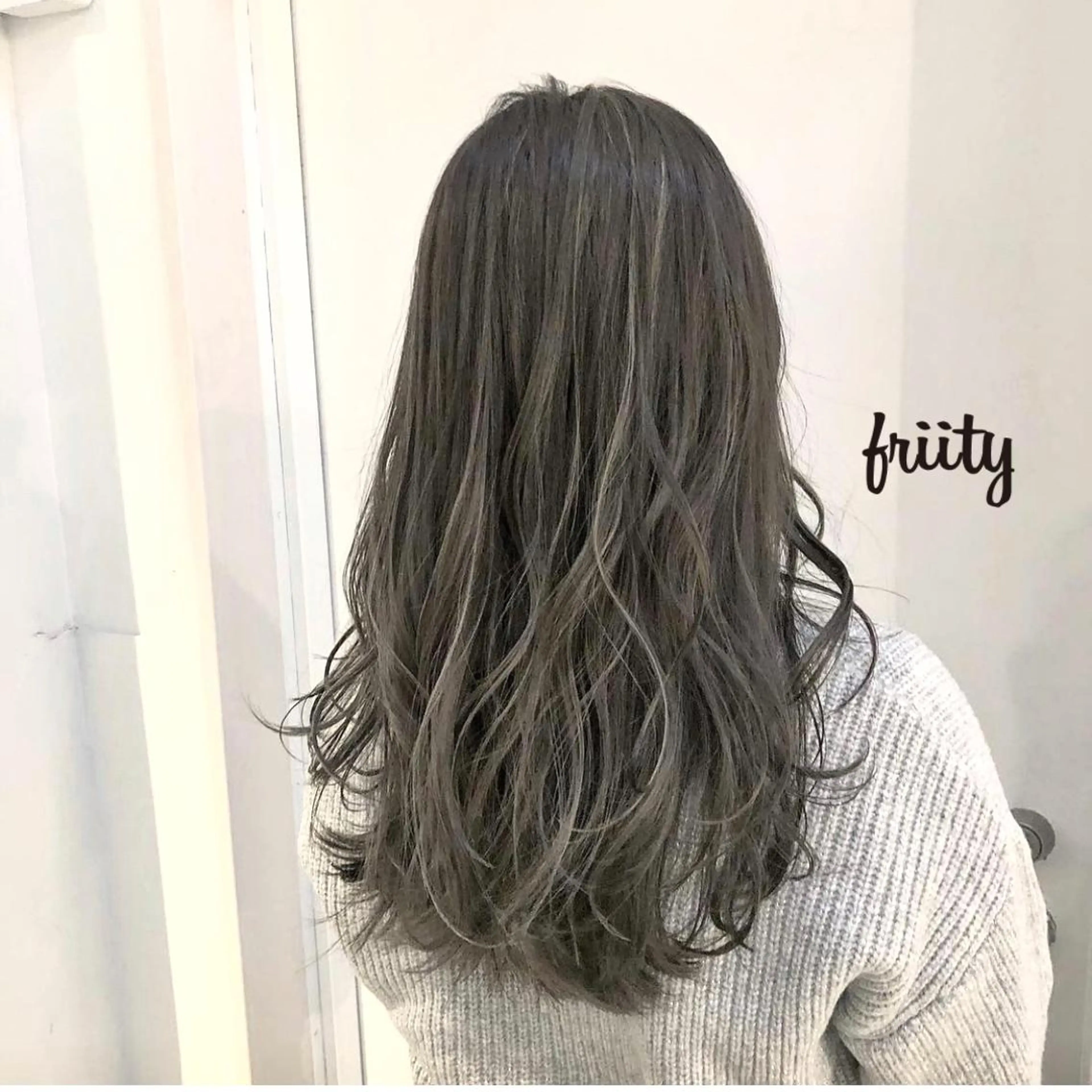 ロング カラー グレージュ ハイライトカラー ハイライト カット ヘアカラー トリートメント 中司 莉菜のヘアスタイル