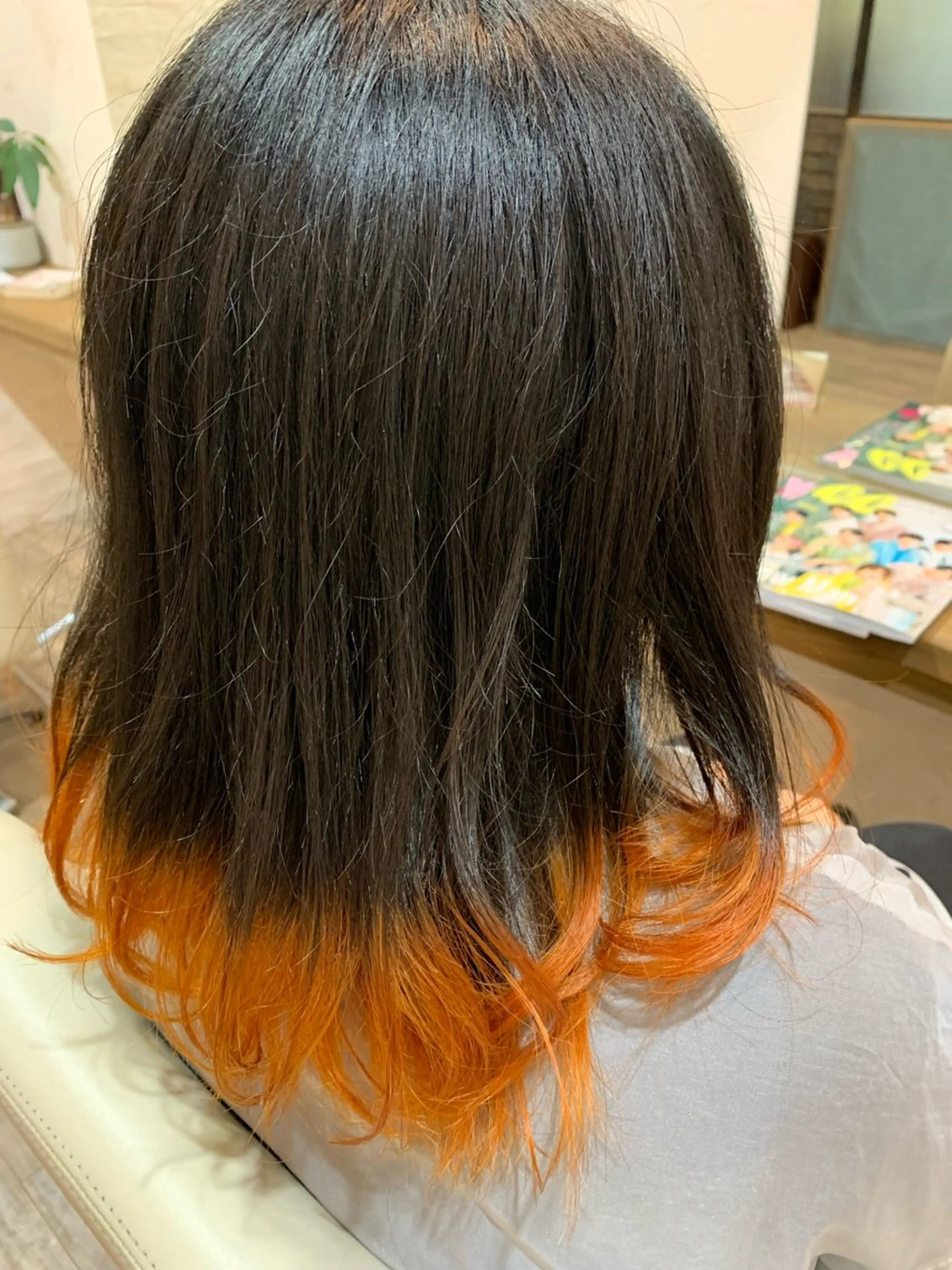 カラー ブリーチ オレンジ 礒谷 夏帆のヘアスタイル