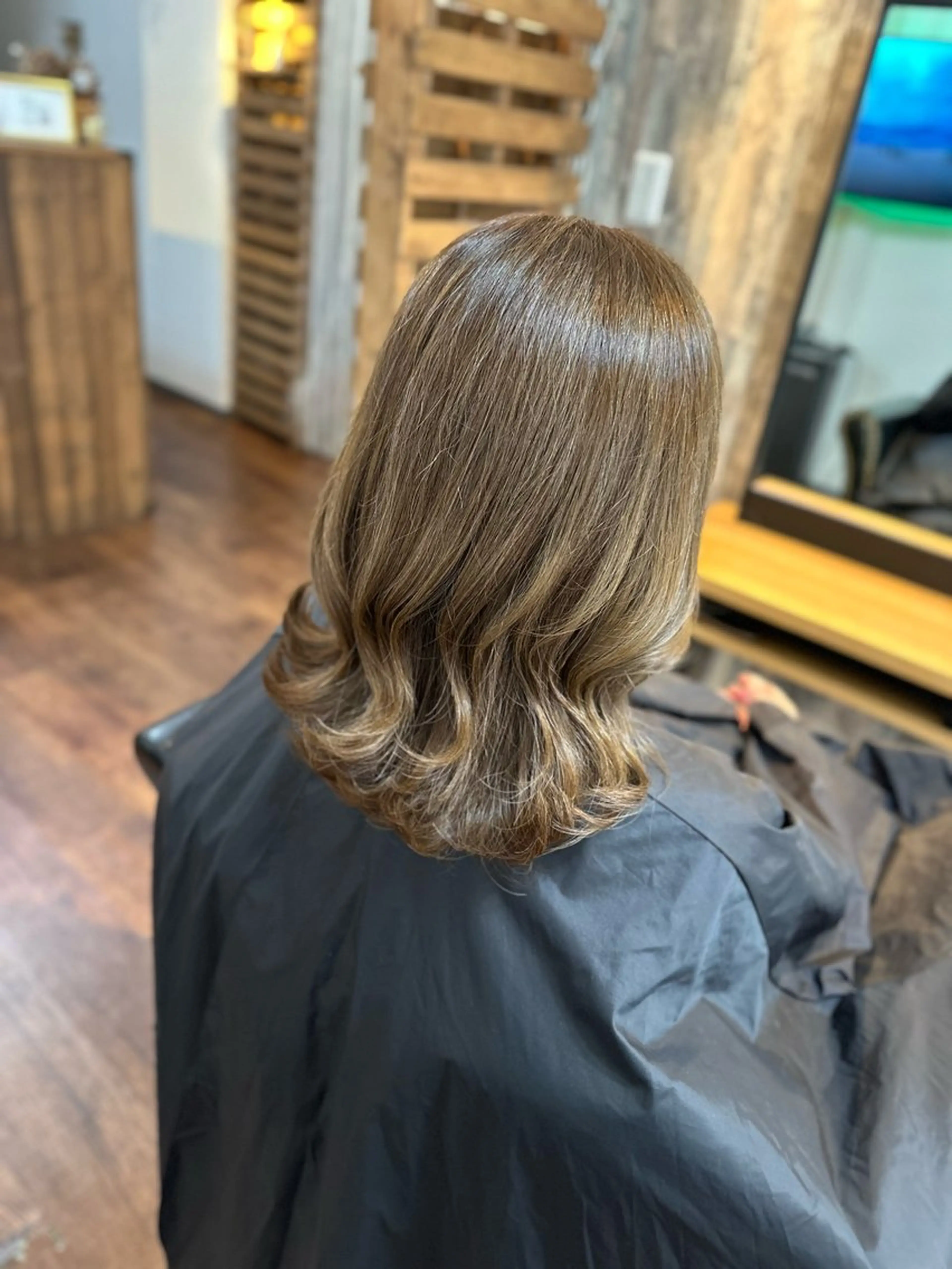 セミロング カラー ベージュカラー くびれヘア くびれレイヤー レイヤーカット カット ヘアカラー Lizir ルズィール所属・Luzir⭐︎ GEN⭐︎のヘアスタイル