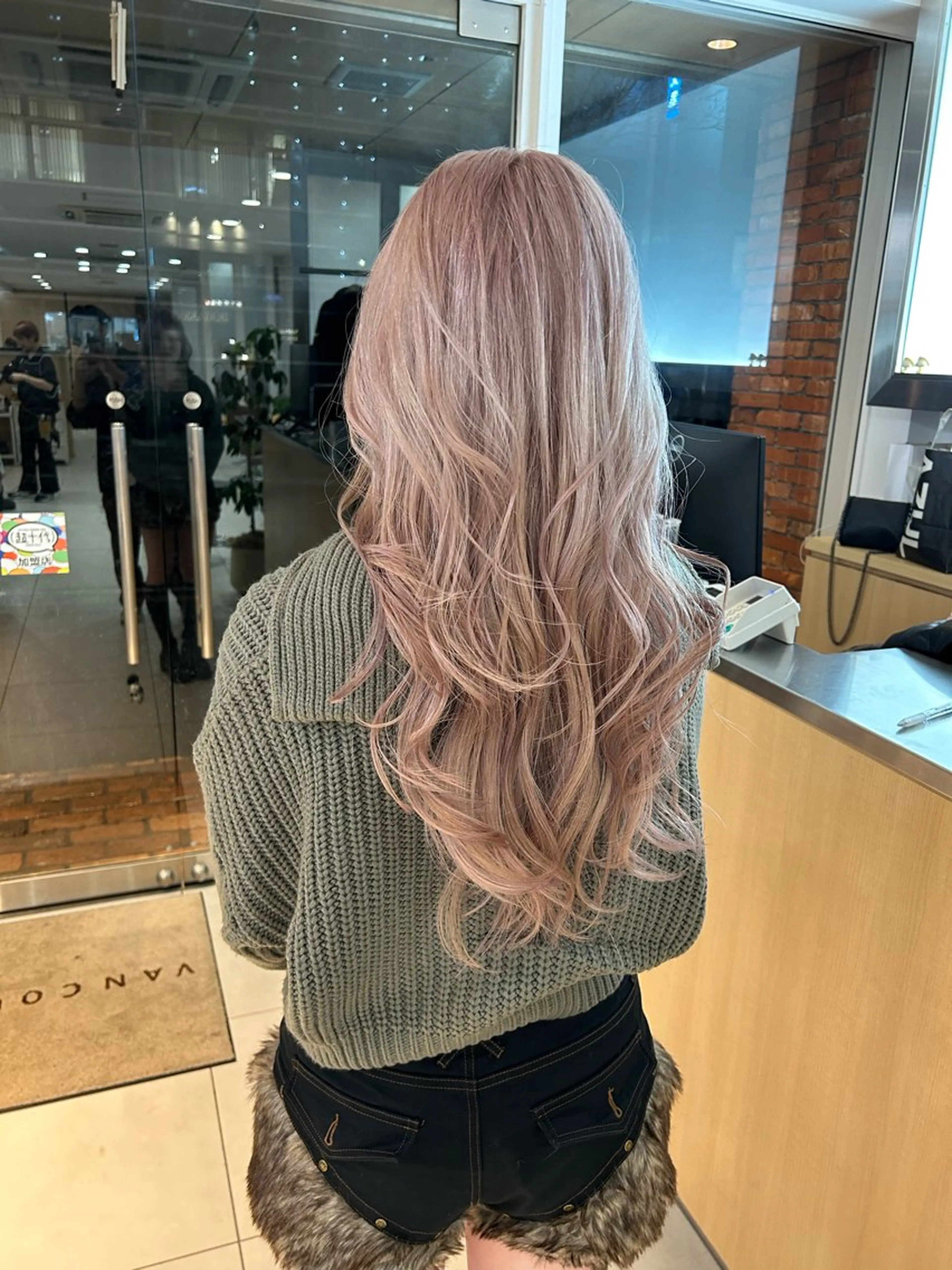ロング カラー ブリーチ ハイトーンカラー ピンクカラー ホワイトピンク 顔まわりレイヤー ヘアカラー 🍀透明感抜群🍀/ ハイトーンカラーのヘアスタイル