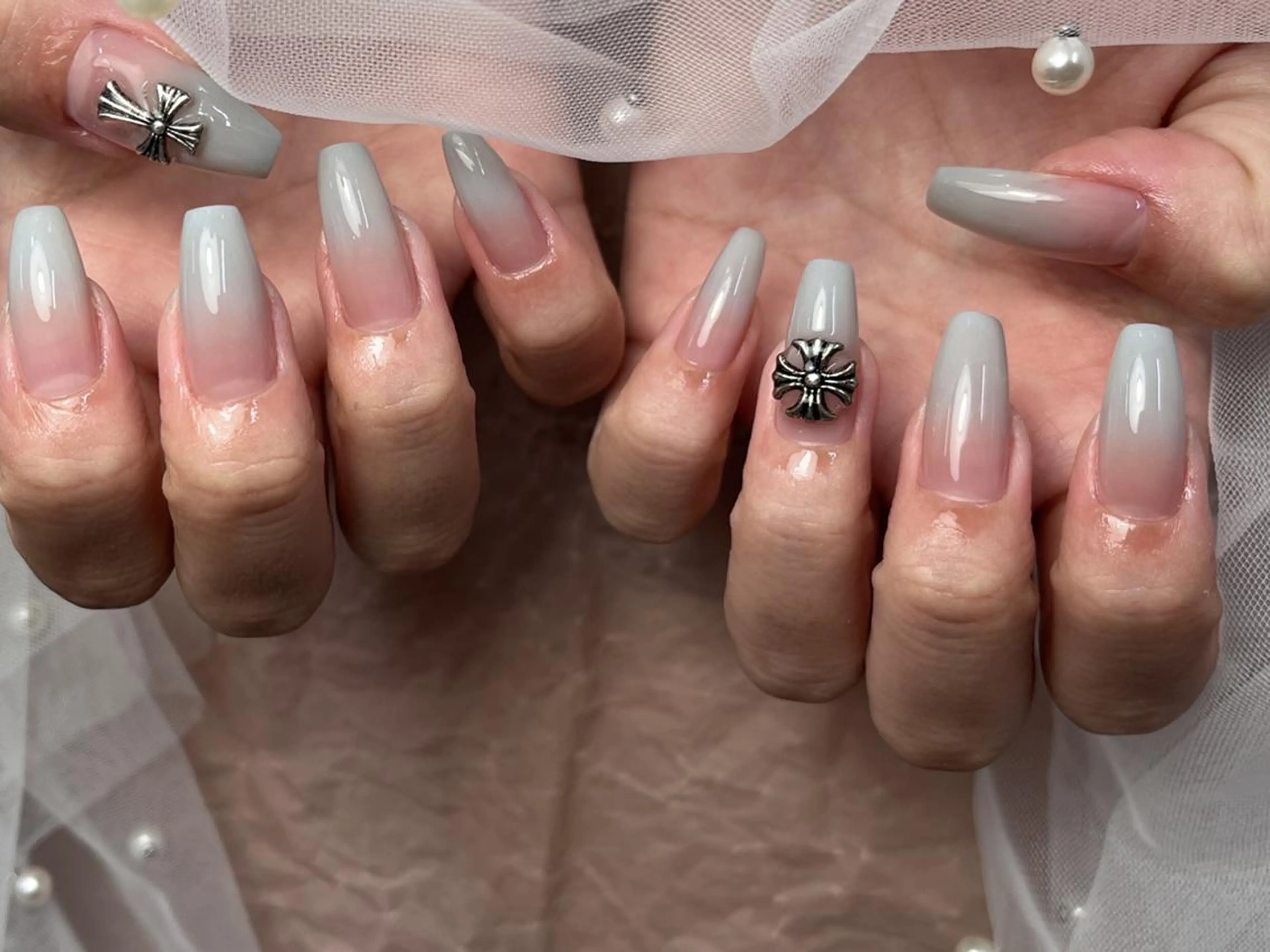 ネイル グラデーション シルバー シンプルネイル ハンドネイル ハンドケア ToliyDeliy Nail Salonのネイルデザイン