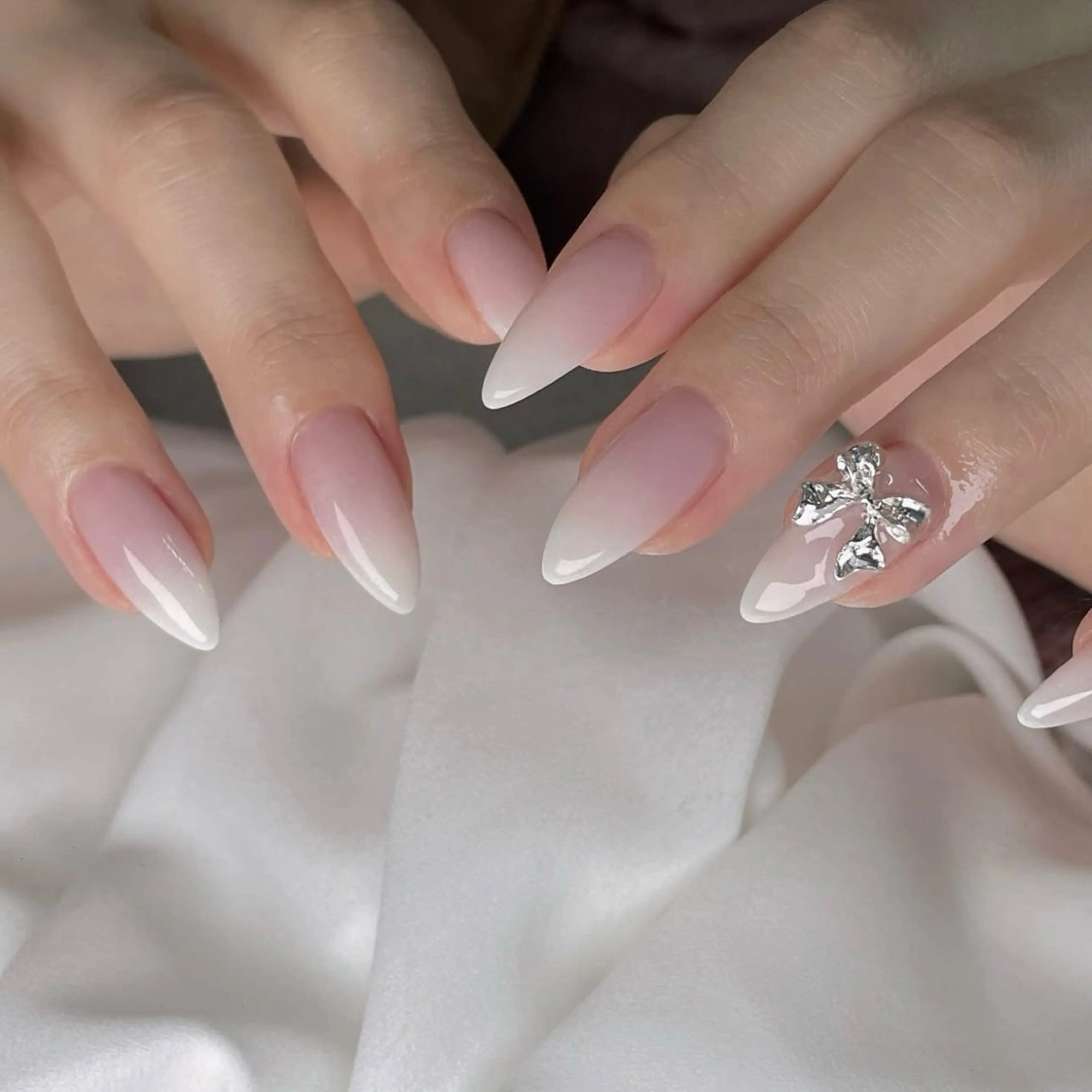 ネイル キラキラネイル 韓国ネイル 水色 マグネットネイル ミラーネイル ハンドネイル ハンドケア Lala Nails所属・Lala Nailsのネイルデザイン