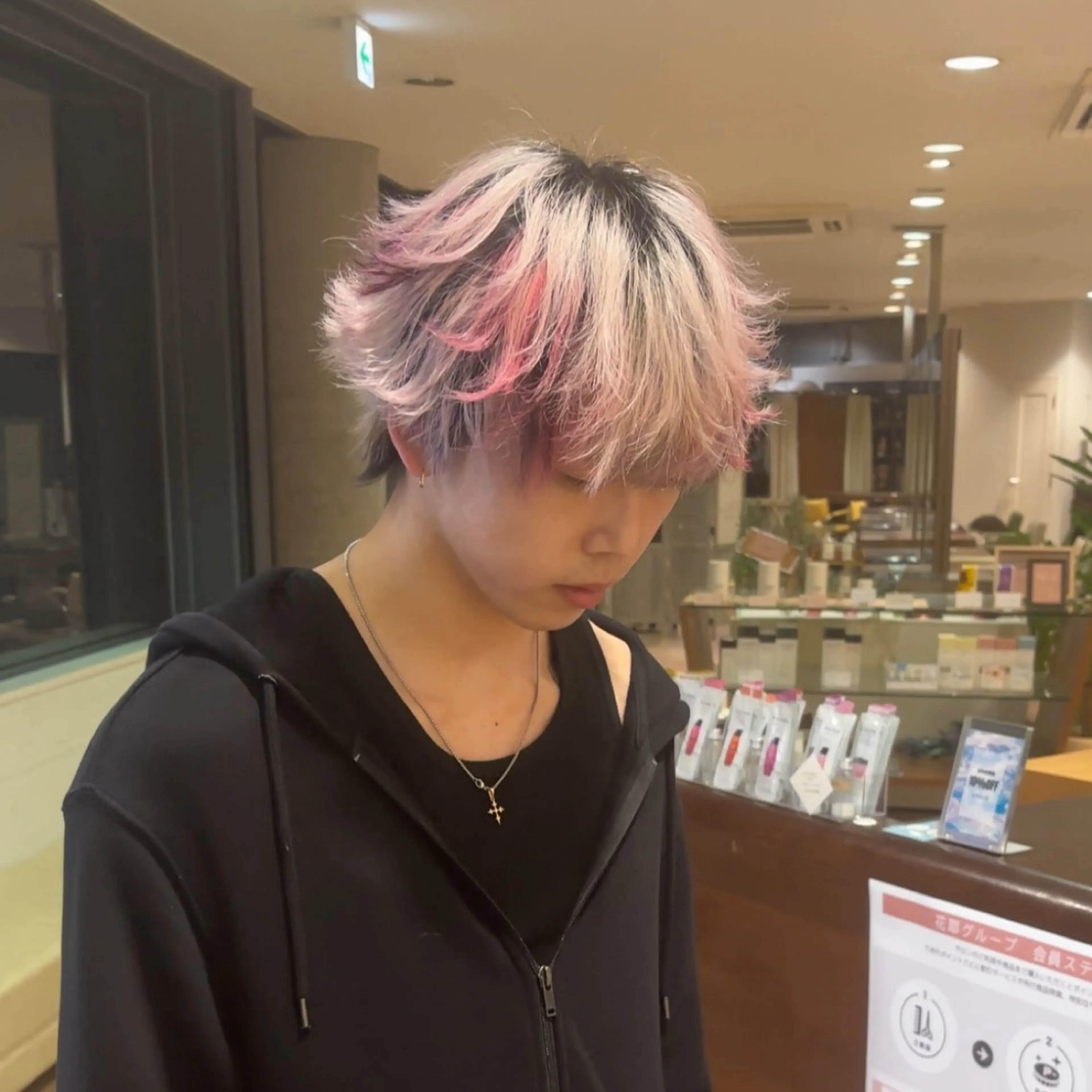 ショート aura所属・メンズケアパーマ✨️ ケアブリーチカラーのヘアスタイル