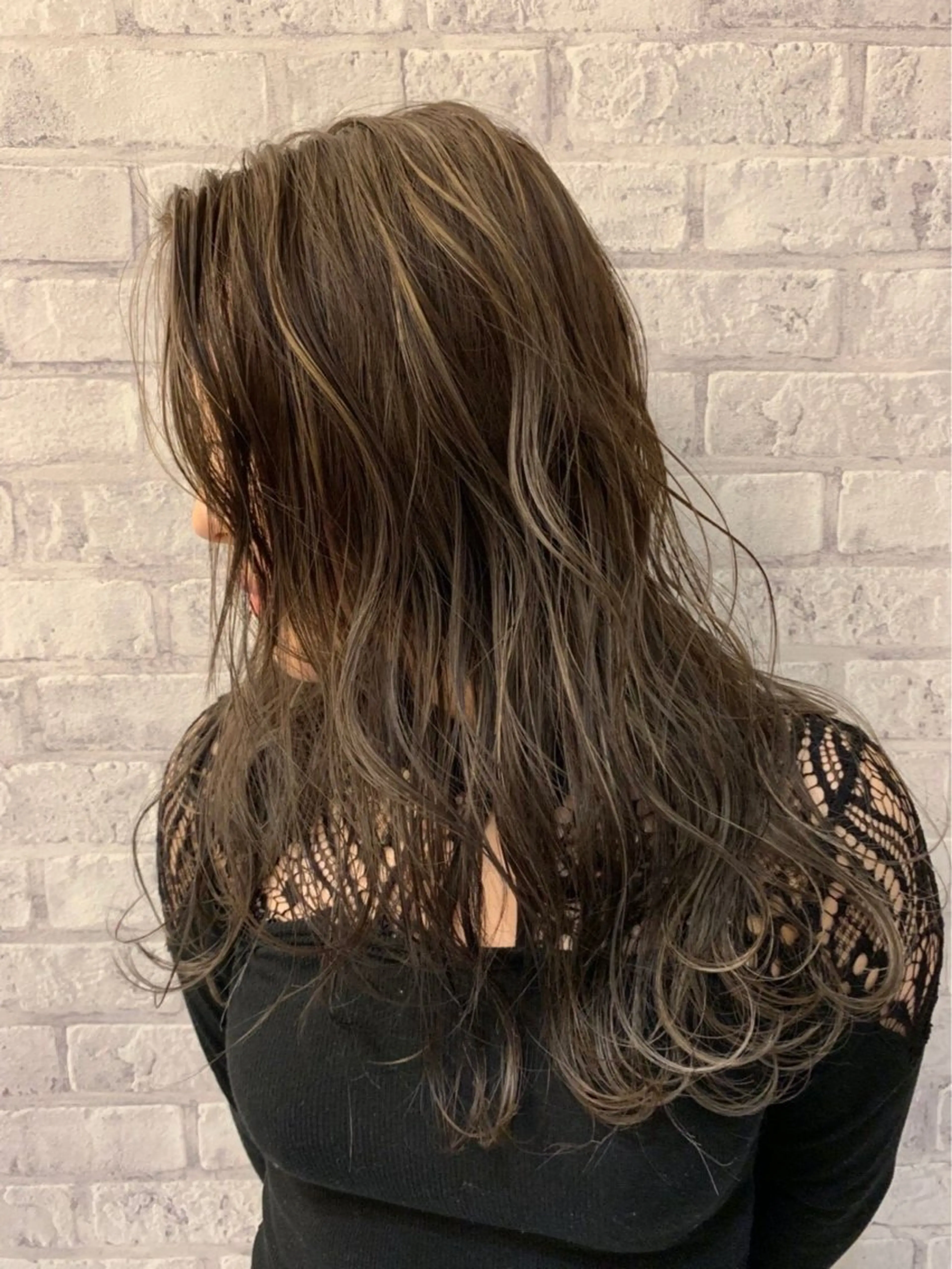 セミロング カラー ヘアカラー EARTH 越谷レイクタウン所属・岸波 明菜のヘアスタイル