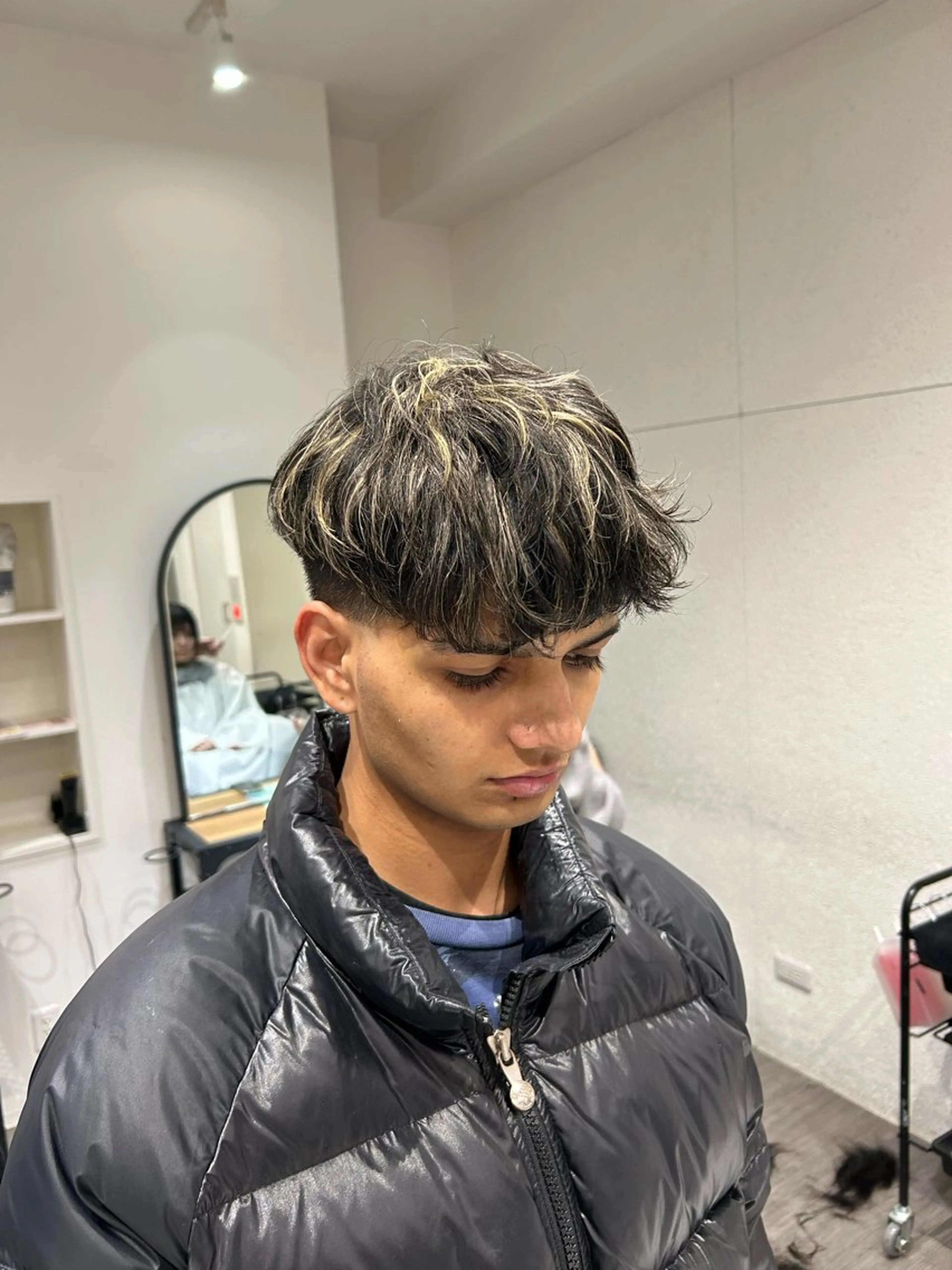 ショート カラー パーマ メンズ メンズメッシュ ブロンド デザインカラー メッシュ ホワイトブロンド ヘアカラー トリートメント カラーリスト💟草間 紫音💟のヘアスタイル