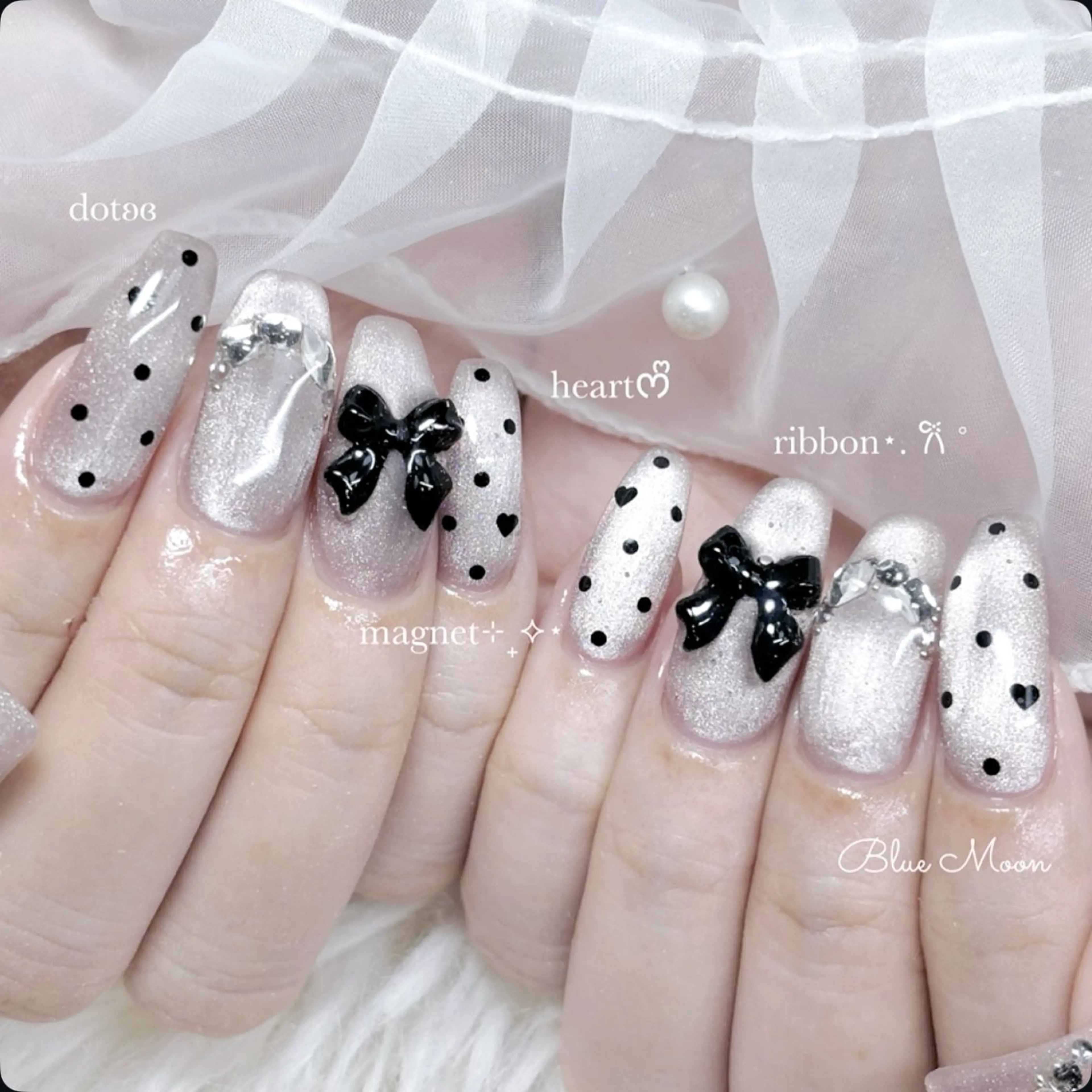 ネイル ホログラムネイル リボン ストーンネイル ハンドネイル フットネイル nail salon Blue Moonのネイルデザイン
