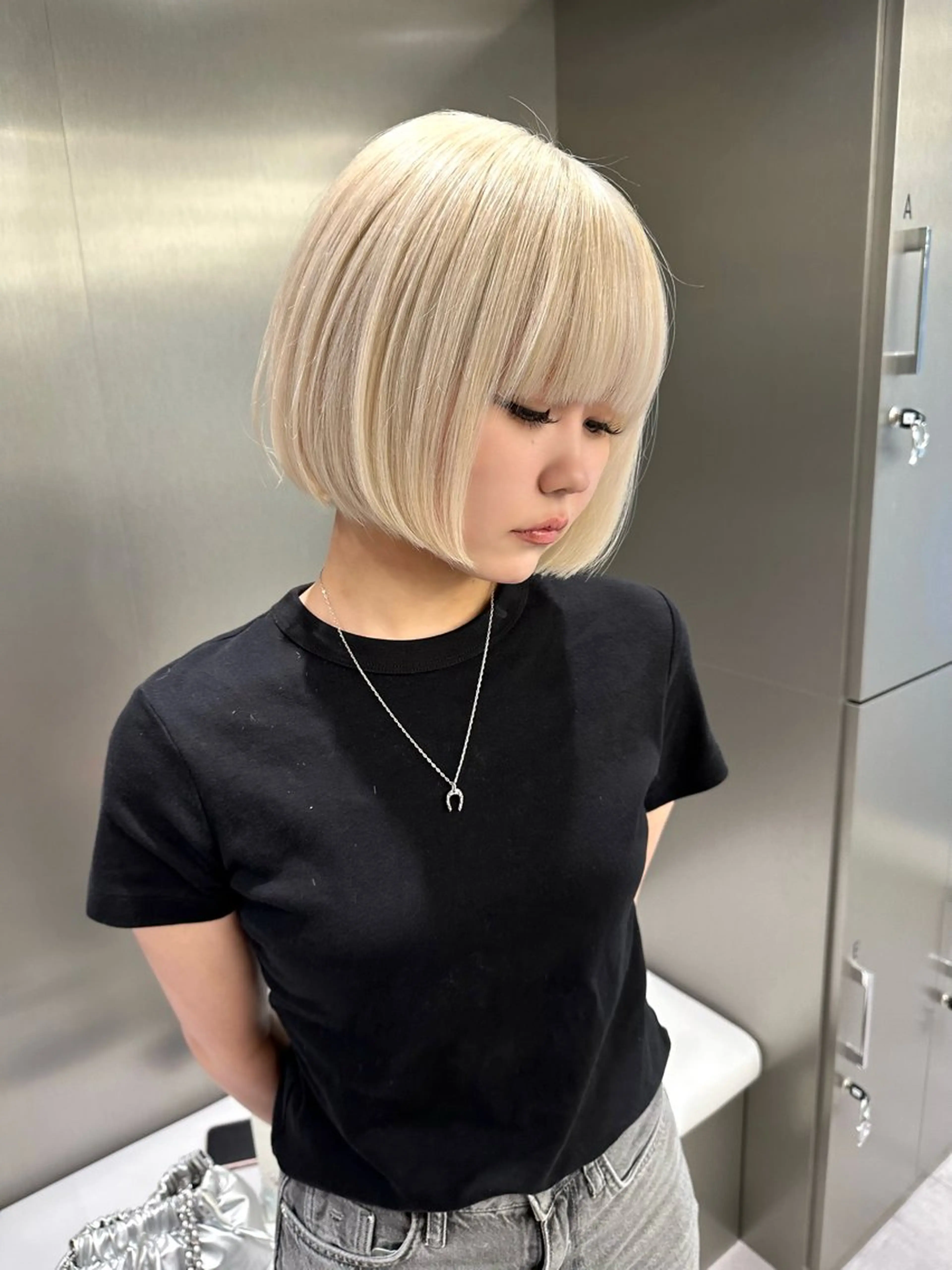 ショート カラー 切りっぱなしボブ ブリーチ 抜きっぱなしブロンド ブロンド ハイトーンカラー ヘアカラー ブリーチ透明感 mikaのヘアスタイル