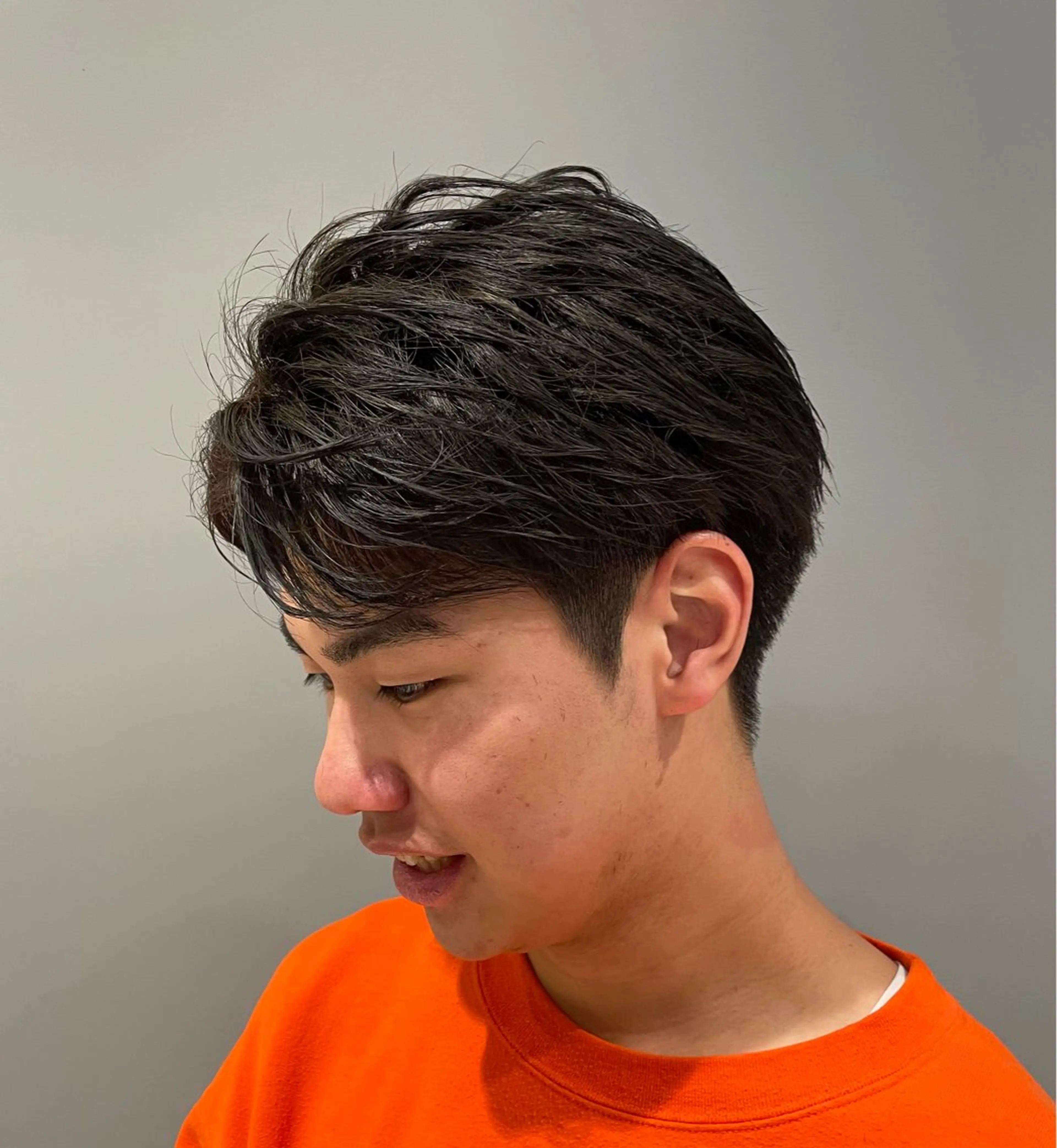 ショート パーマ メンズ センターパート フェザーパーマ メンズパーマ アミ トモヤのヘアスタイル