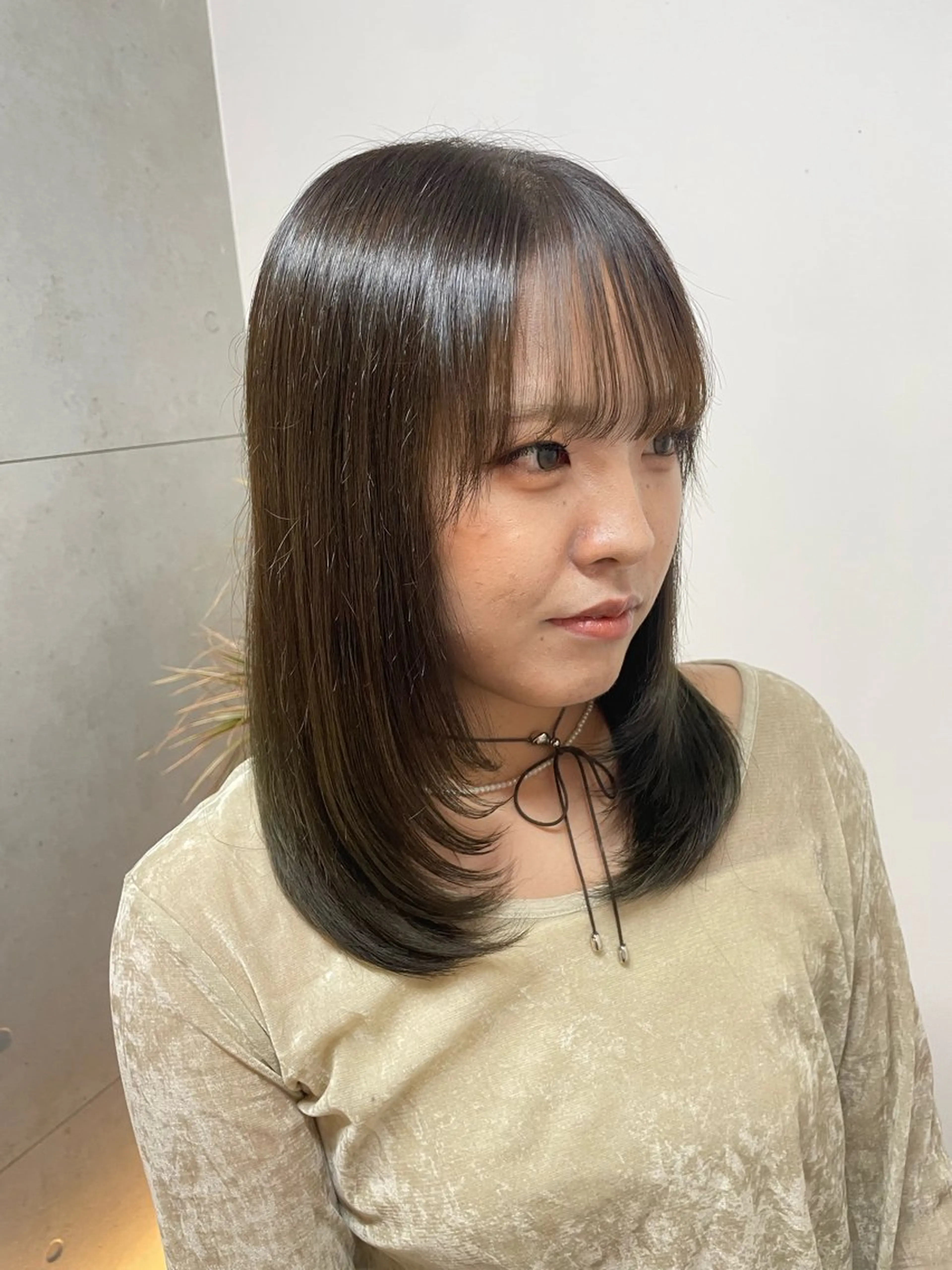 ミディアム カラー 透明感カラー オリーブグレー レイヤーカット カット ヘアカラー Gran addict所属・狗巻彩羽 (イヌマキイロハ)のヘアスタイル