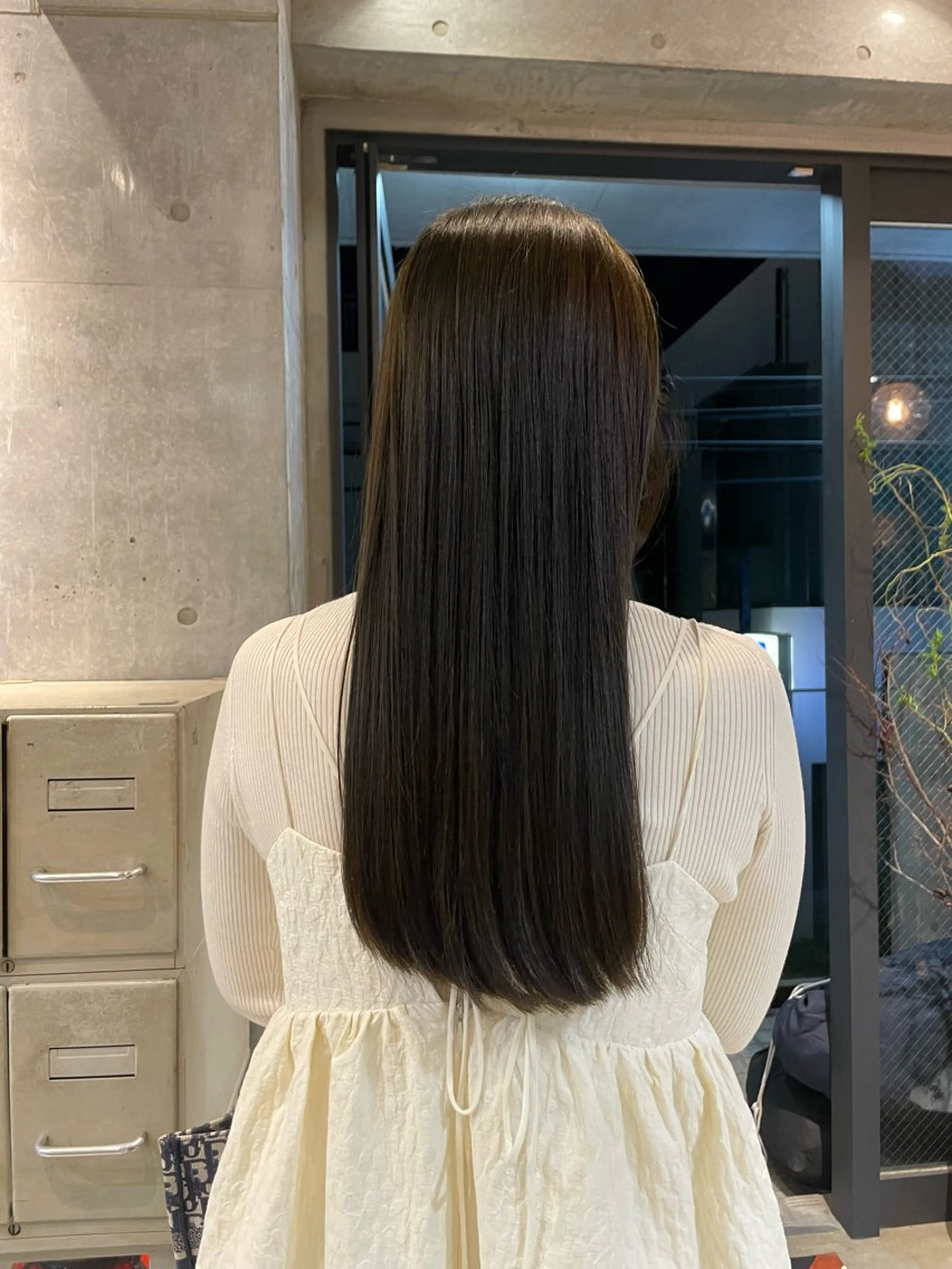 ロング カラー オリーブカラー トリートメント maina/透明感 ベージュ/ブラウンのヘアスタイル