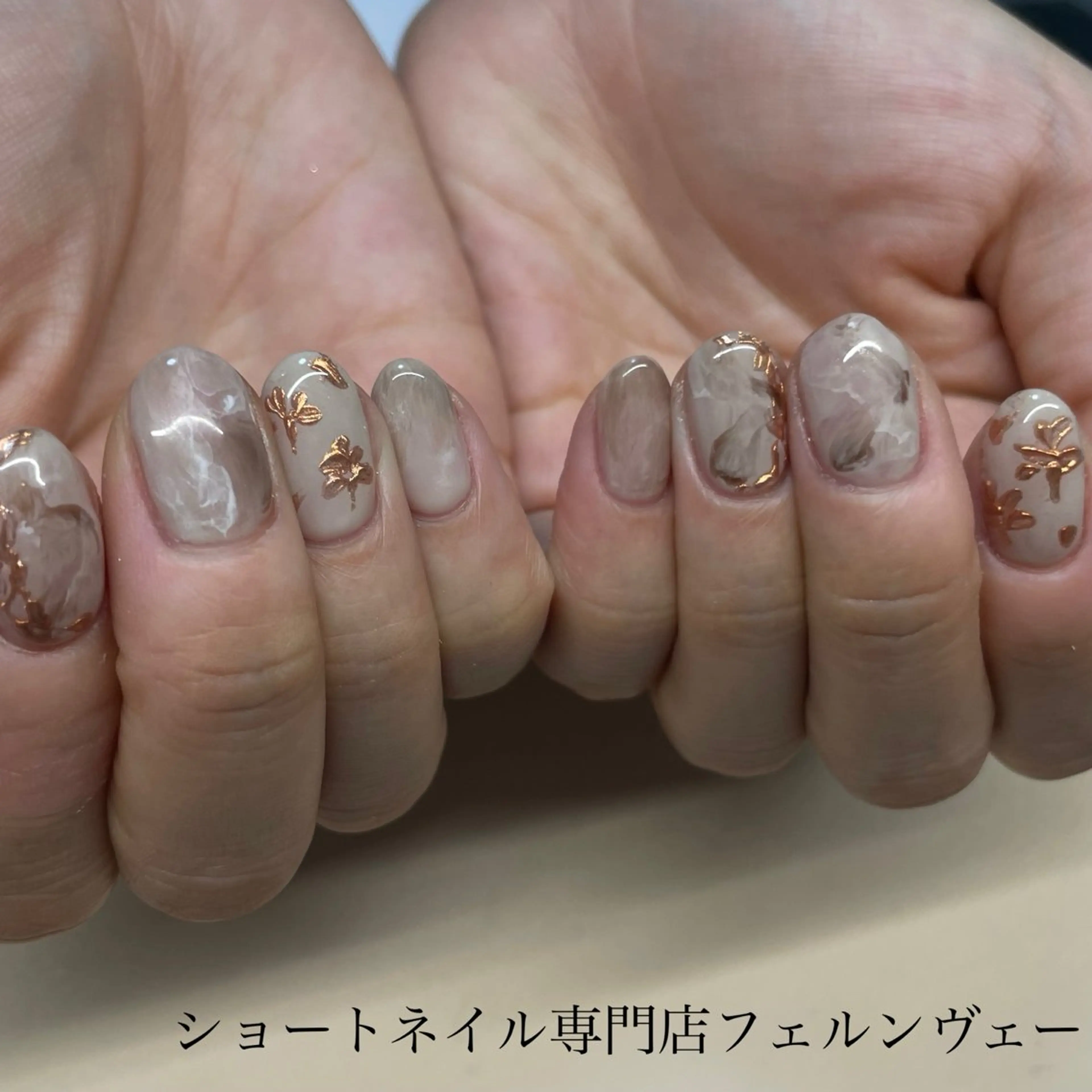 ネイル ミラーネイル ニュアンスネイル オフィスネイル ショートネイル ハンドネイル ショートネイル専門店フェルンヴェー所属・ショートネイル専門店 フェルンヴェーのネイルデザイン