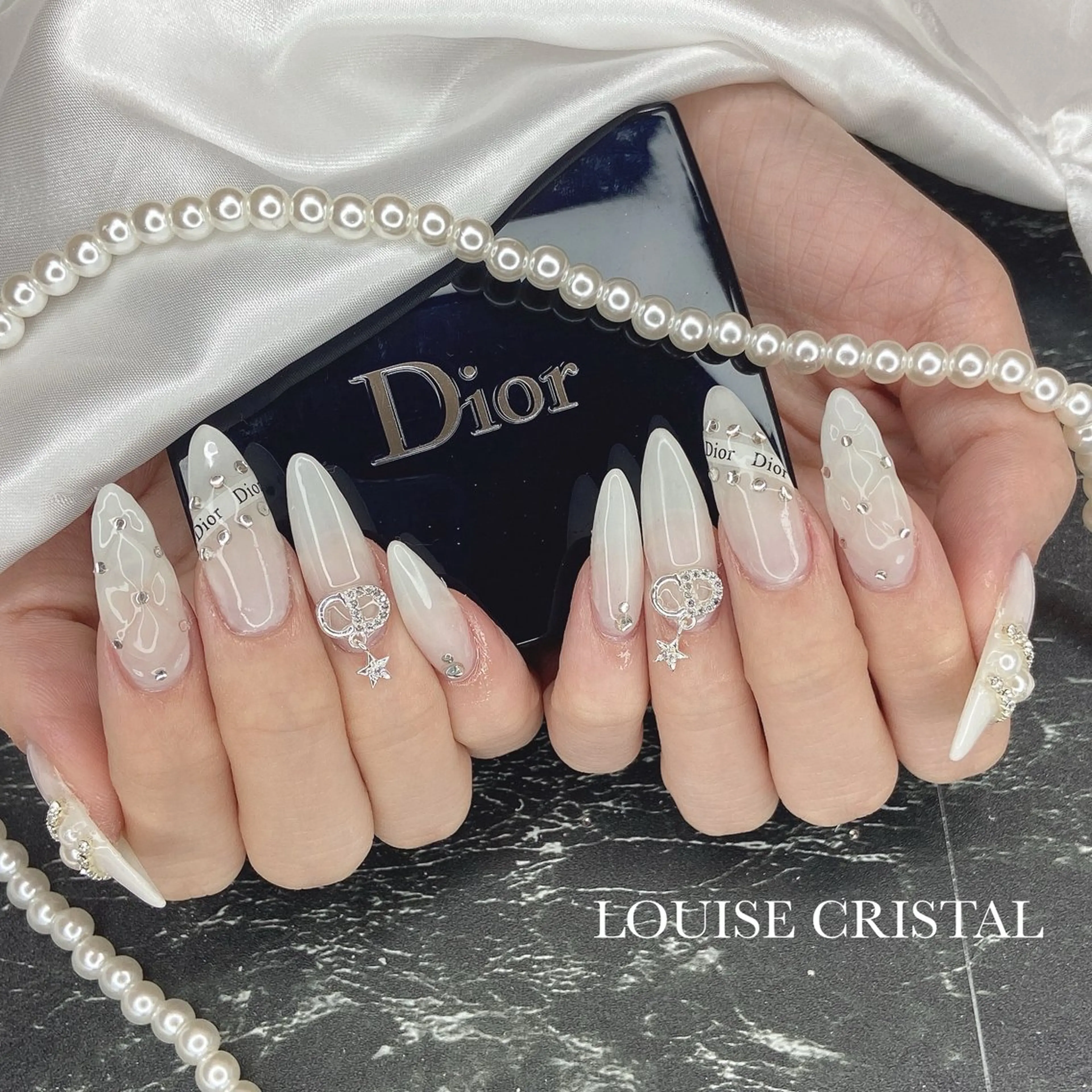 ネイル ハンドネイル LOUISE CRYSTALのネイルデザイン