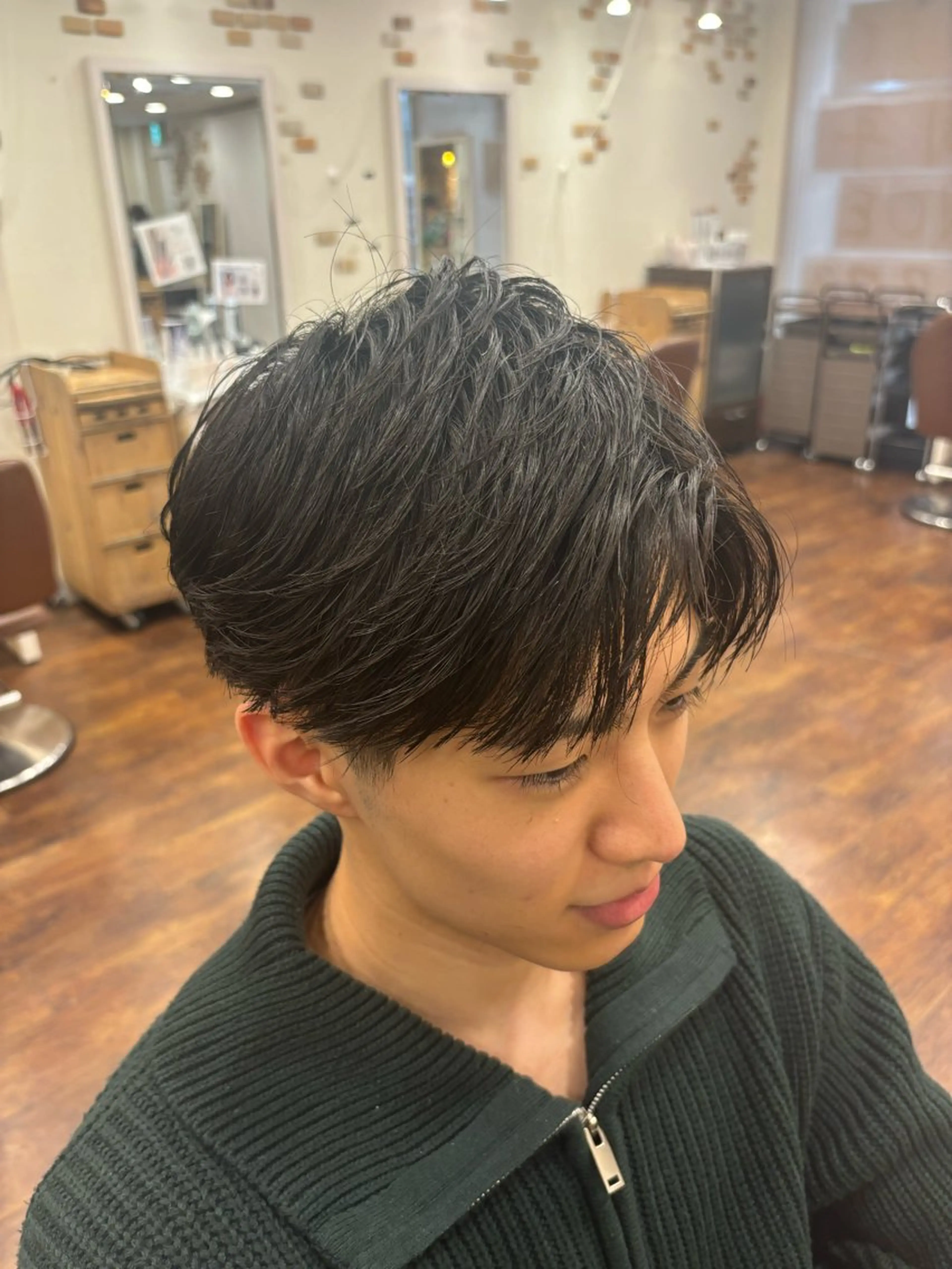 ショート メンズ センターパート マッシュ メンズパーマ 刈り上げ ショートヘア 井上 悠人のヘアスタイル