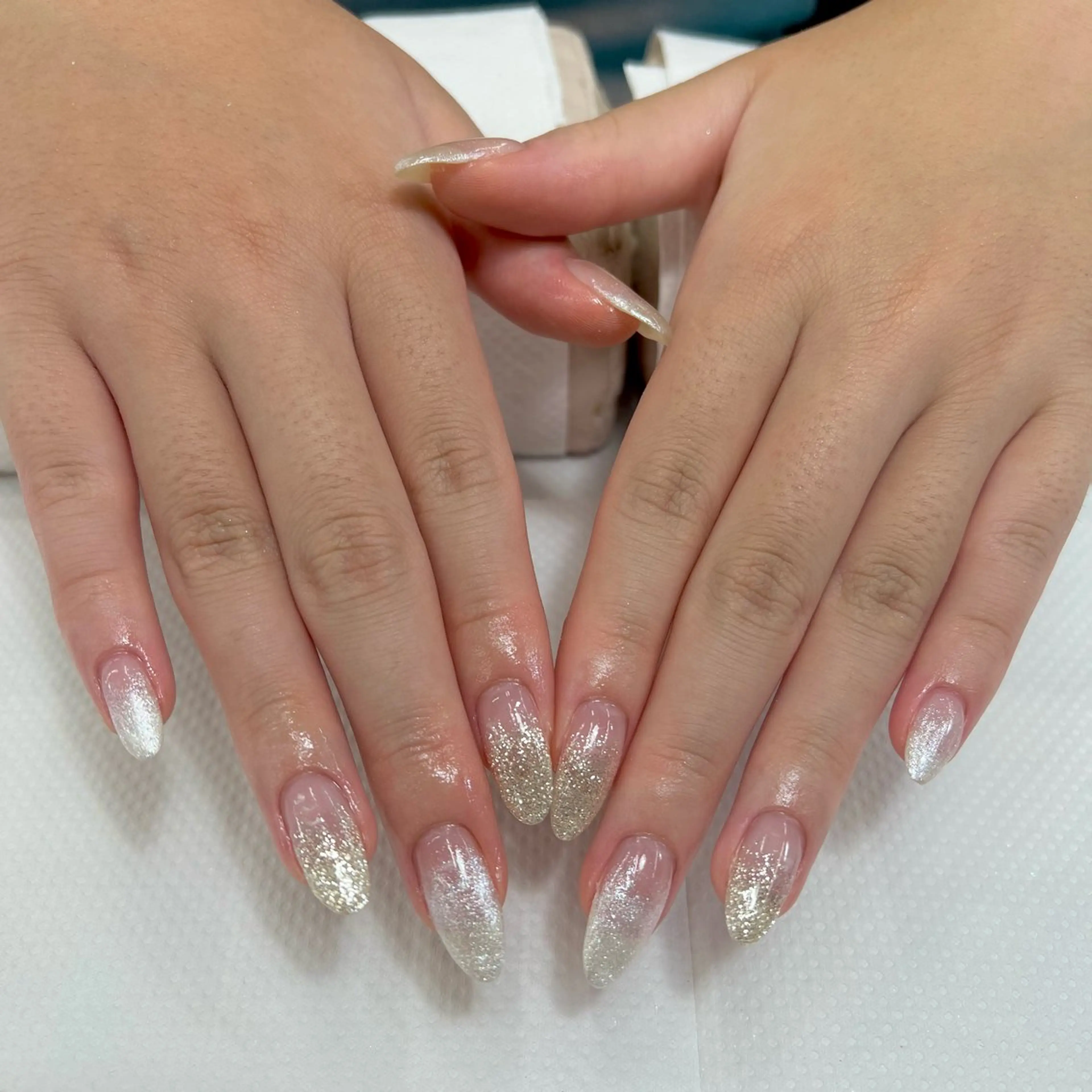 ネイル グラデーション ラメ(グリッター) ラメグラデーション シルバー ホワイト 【MAXKELLY】 KOBIKI🐾のネイルデザイン