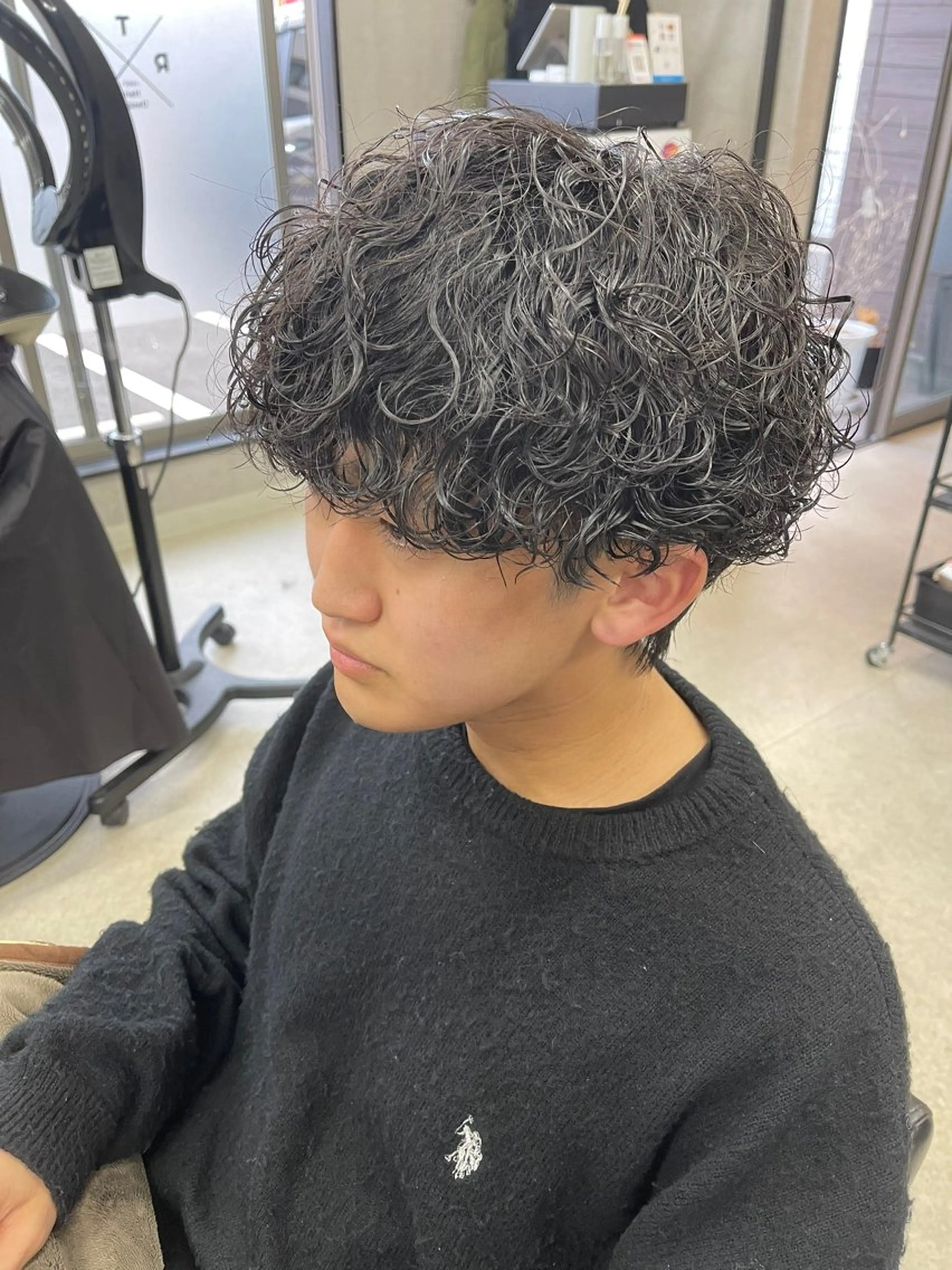 ミディアム パーマ メンズ ミディアムパーマ メンズパーマ 波巻きパーマ カット パーマ メンズカット/メンズ パーマ/メンズ特化のヘアスタイル