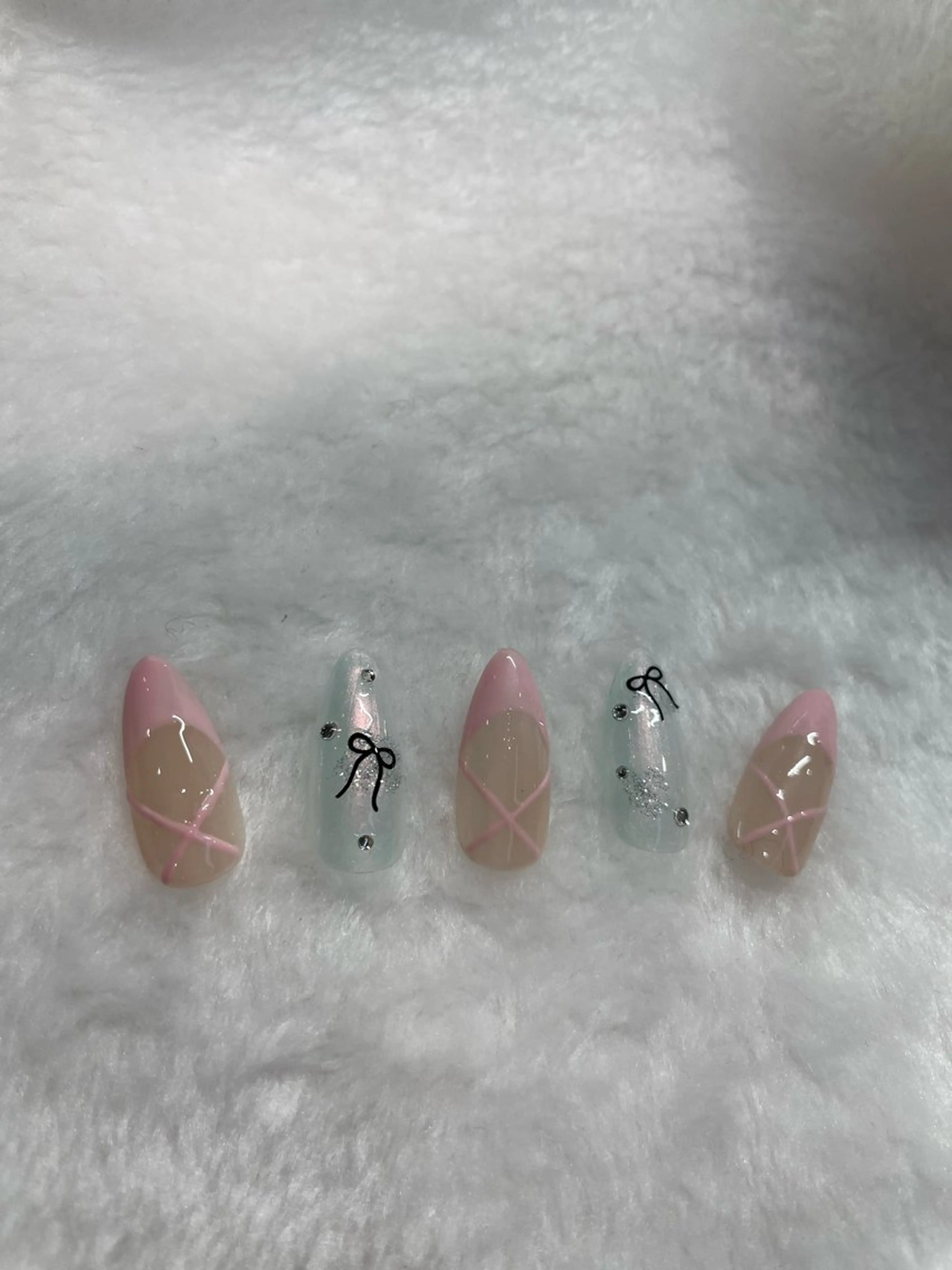 ネイル オーロラネイル ピンク リボン ホワイト I-nail Moeのネイルデザイン