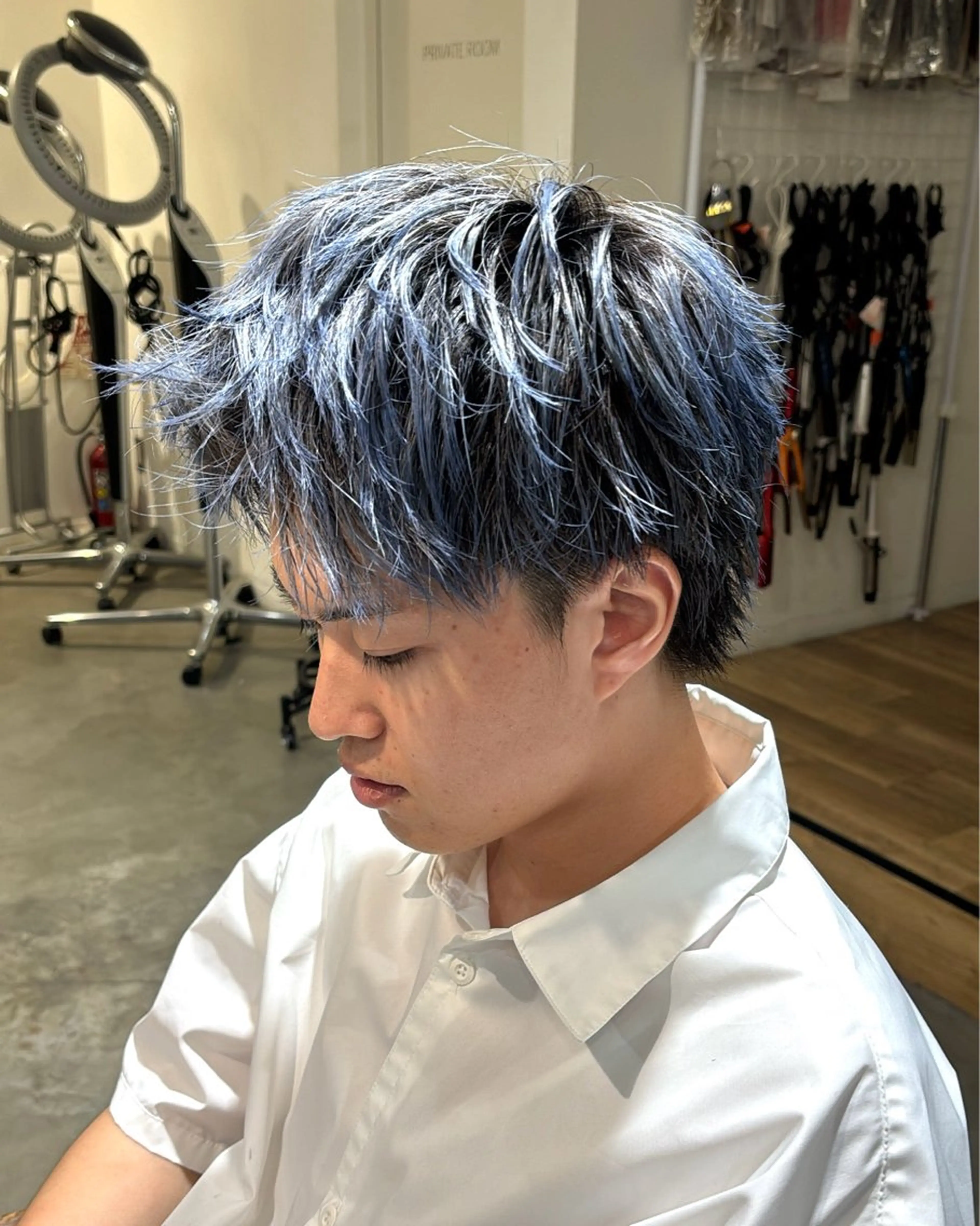 カラー メンズ ブルーカラー シルバー 小木曽 里華のヘアスタイル