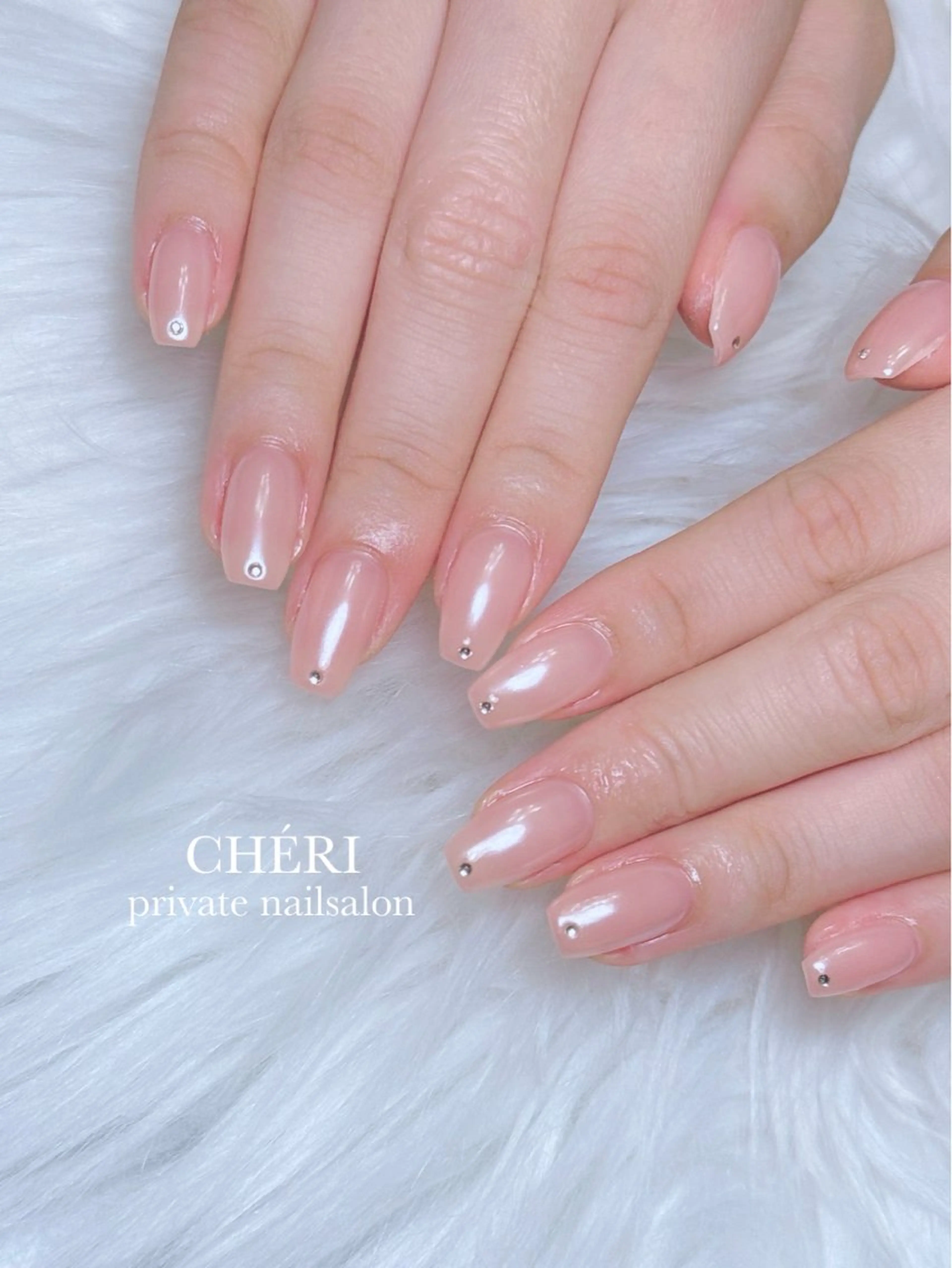 ネイル オーロラネイル ホワイト CHÉRI .のネイルデザイン
