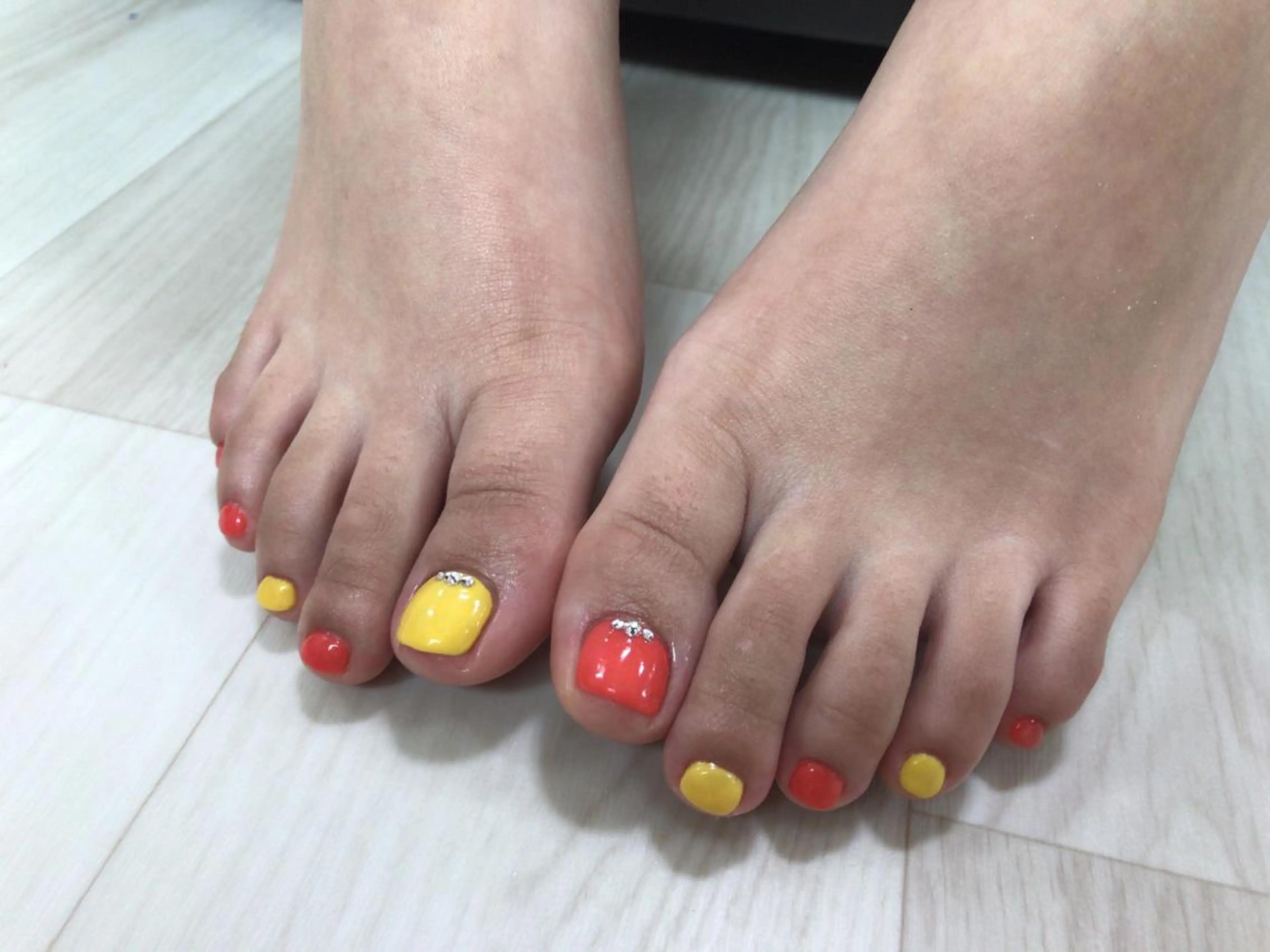 ネイル フットネイル ストーンネイル フットネイル トータルビューティサロン cure所属・mika nailのネイルデザイン
