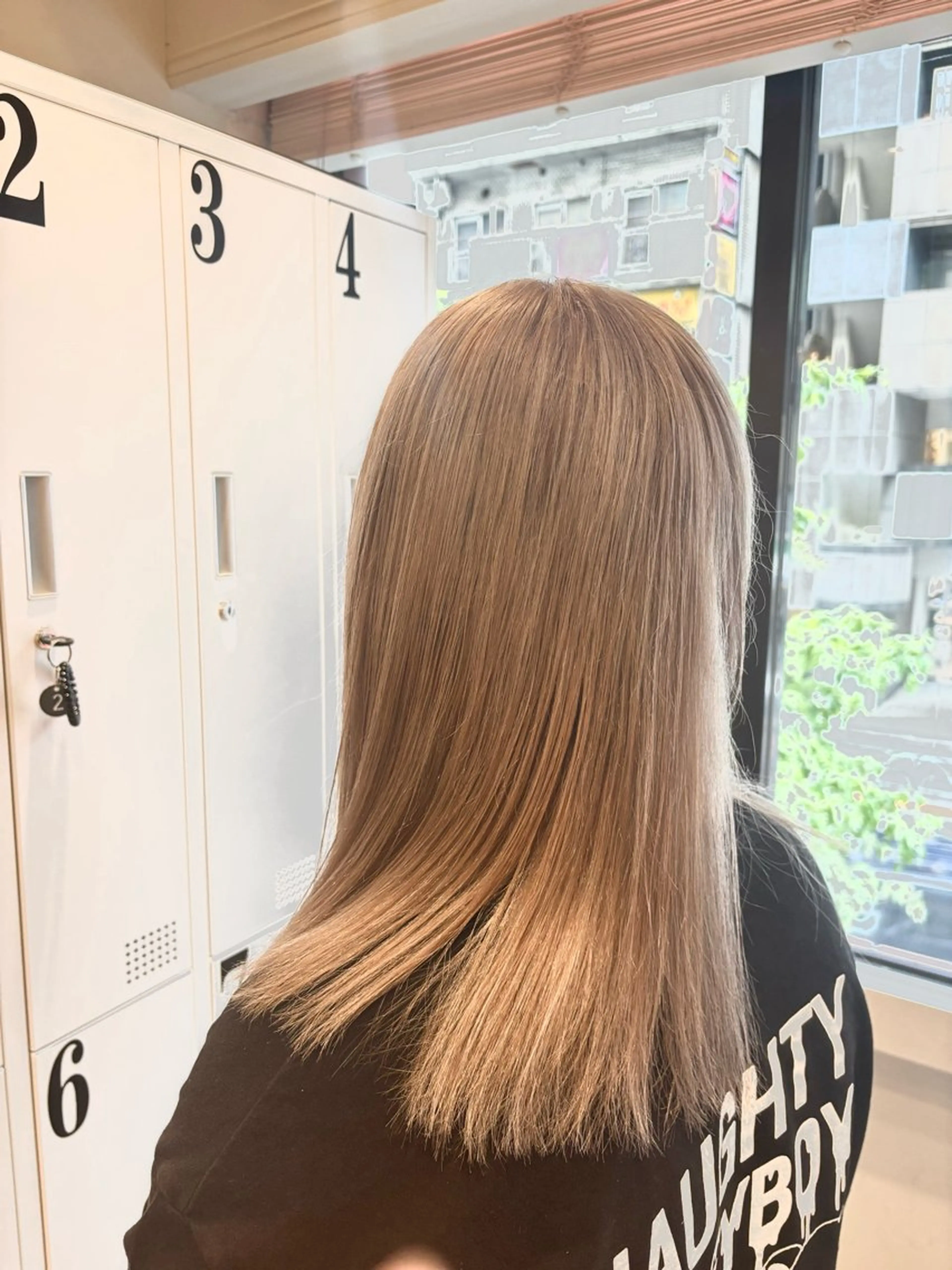 セミロング カラー カット ヘアカラー トリートメント 新宿　副店長 新井彩斗のヘアスタイル