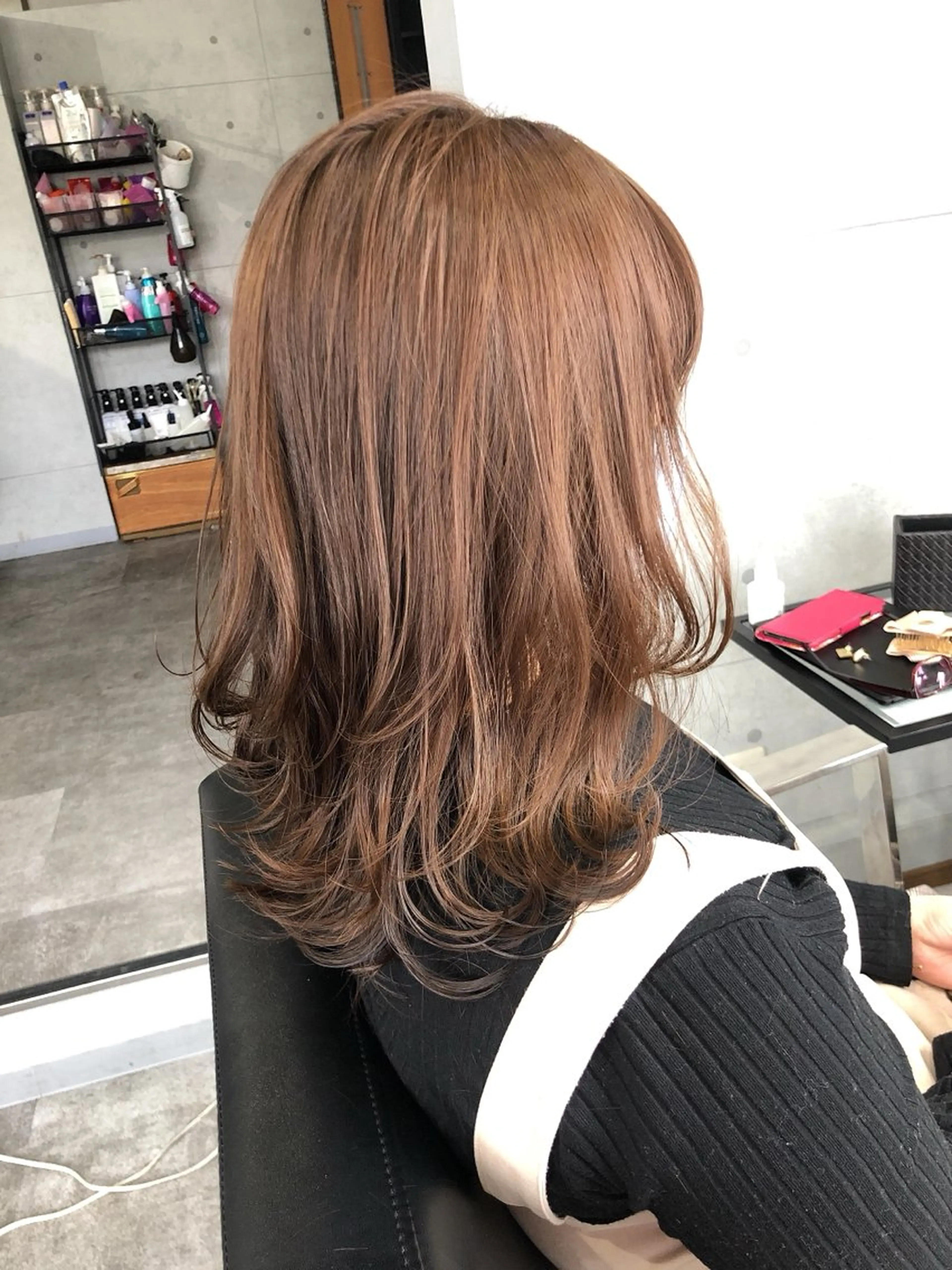 ミディアム ボブ くびれヘア くせ毛 髪質改善 切りっぱなしロブ カット ヘアカラー REVE所属・REVE 【外国人風カラー】のヘアスタイル