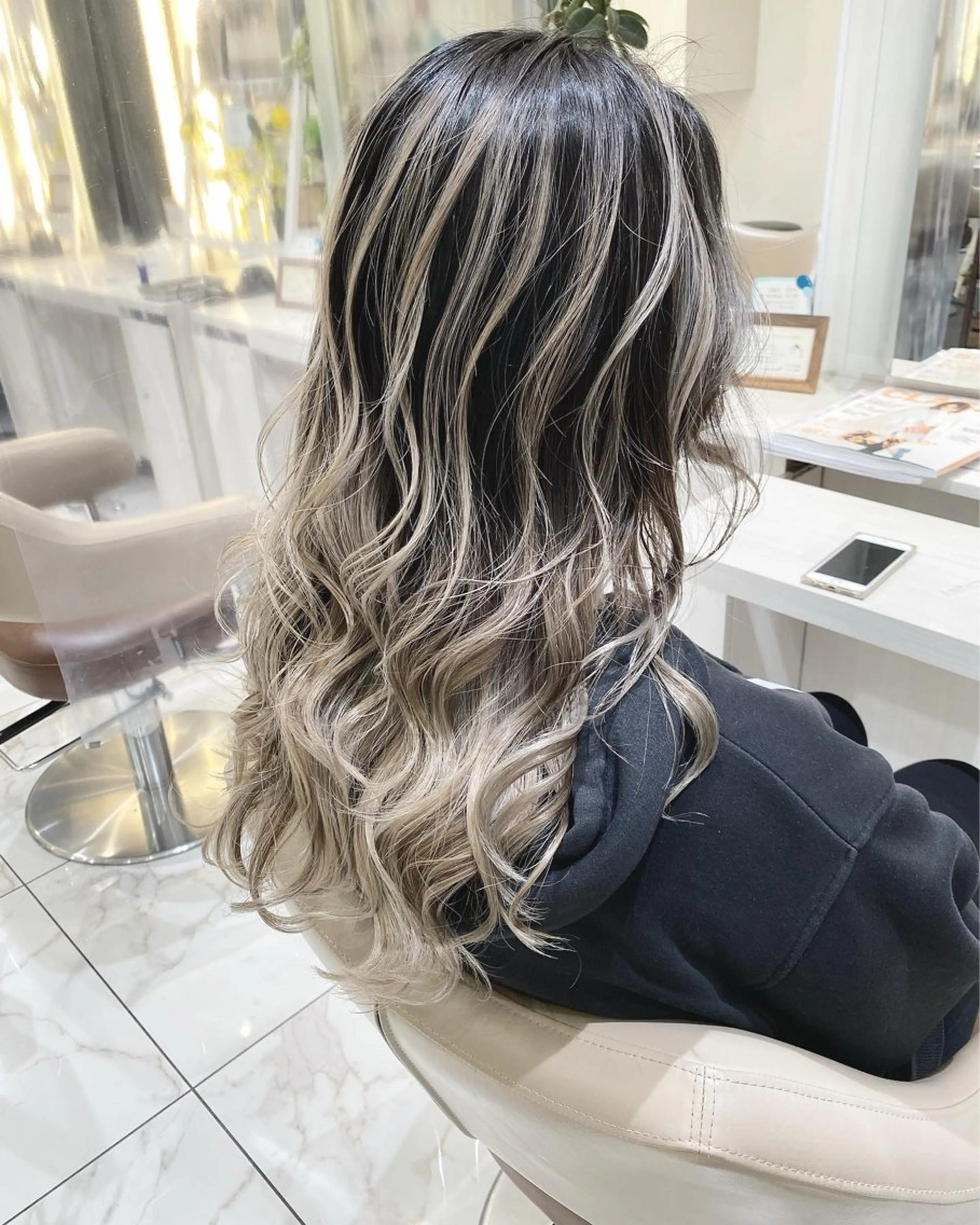 ロング カラー ベージュカラー グレージュ ハイライトカラー ミルクティーベージュ 外国人風カラー ヘアカラー トリートメント 澤田 隆誠のヘアスタイル