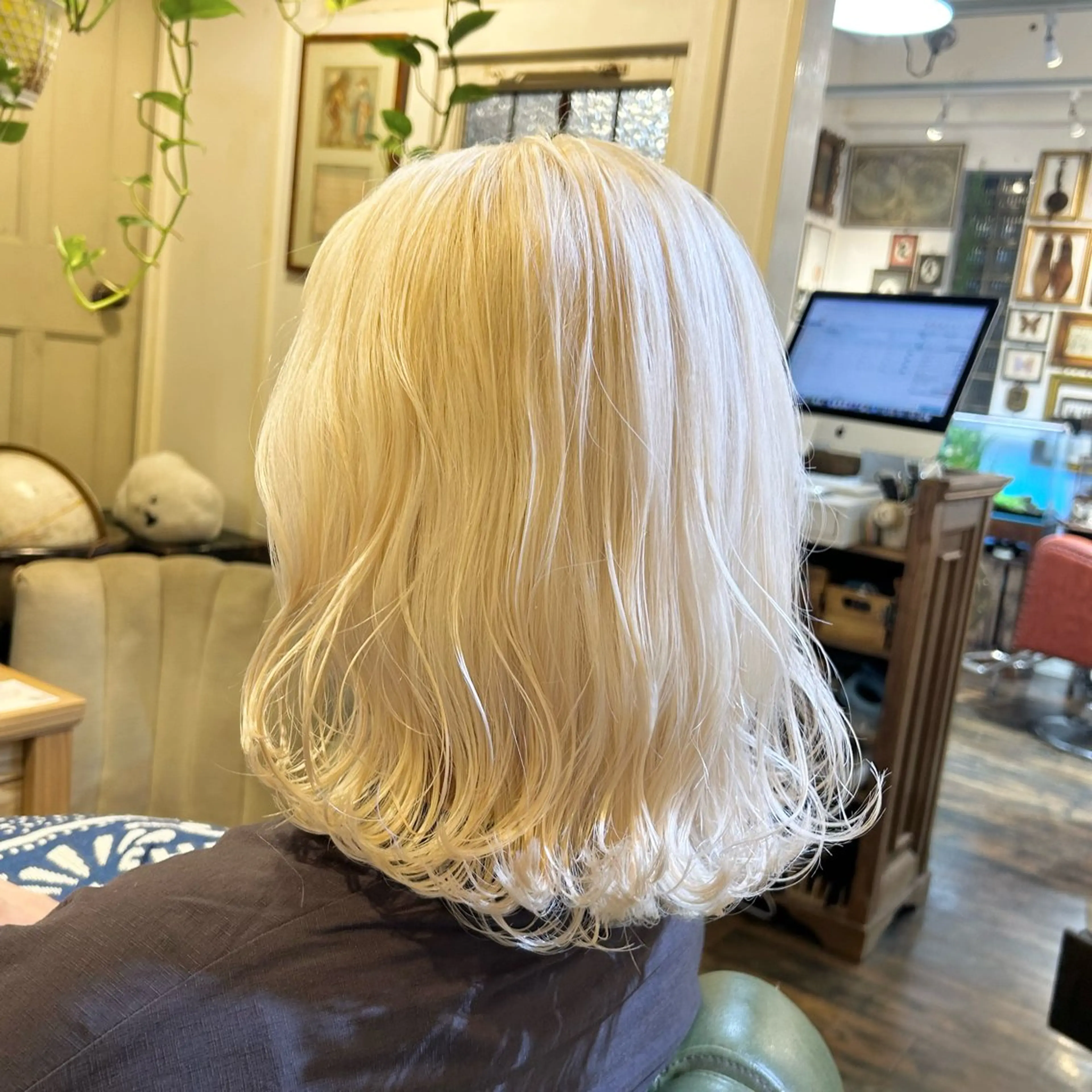 ミディアム カラー ブリーチ 抜きっぱなしブロンド ブロンド ホワイトブロンド カット ヘアカラー トリートメント BRITS 渡辺 菜々子のヘアスタイル