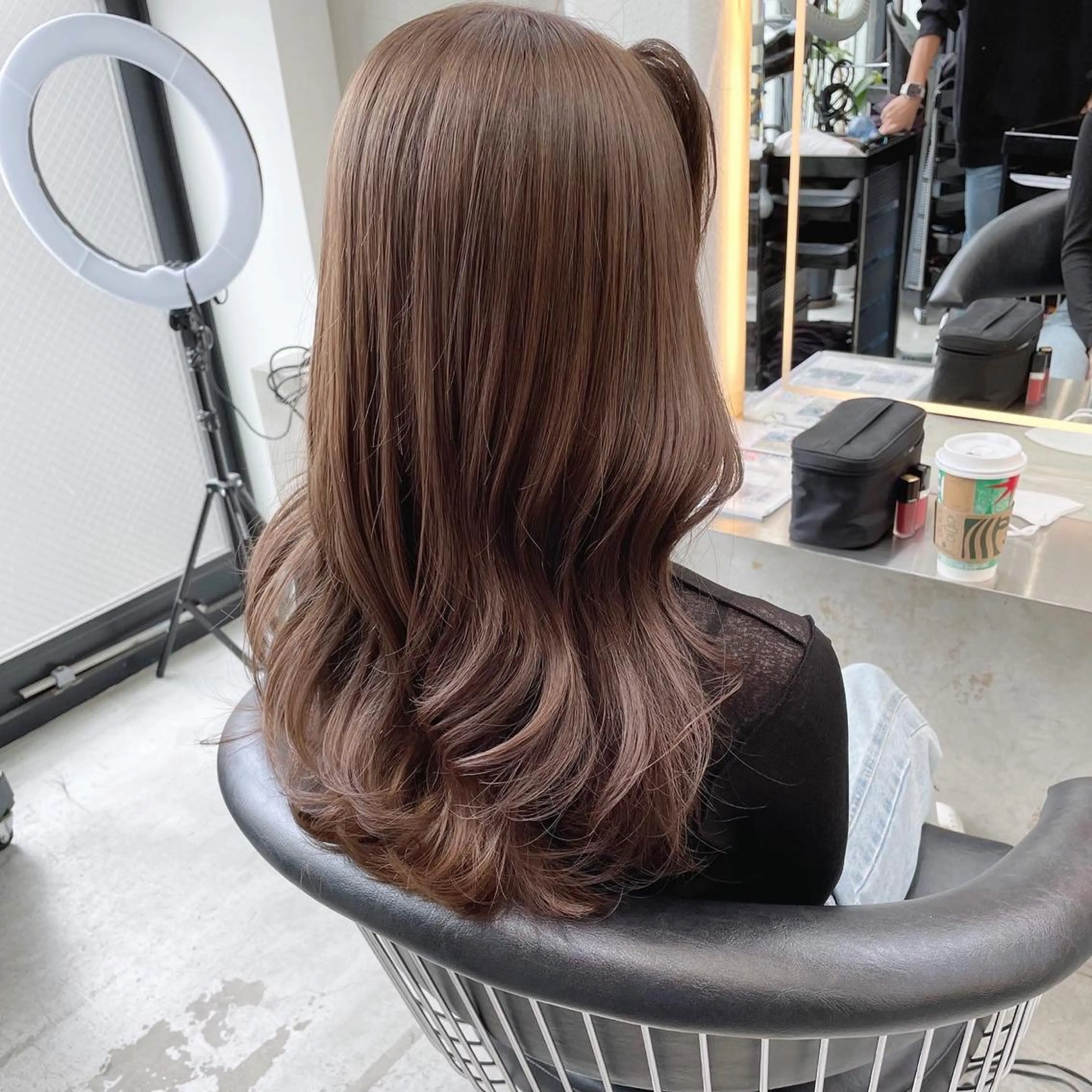 セミロング カット ヘアカラー トリートメント 山本翔一郎 韓国顔周りレイヤーのヘアスタイル