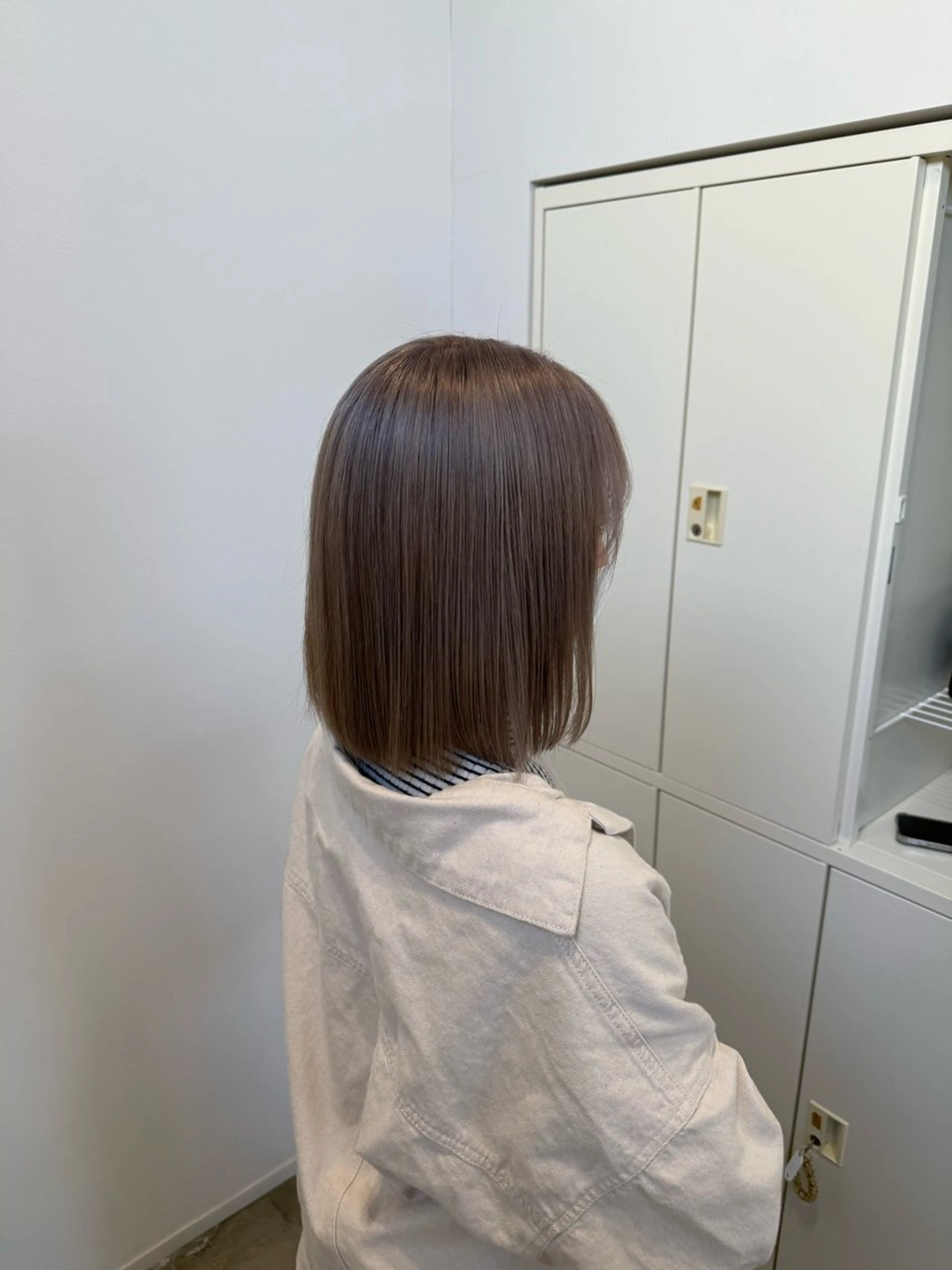 ミディアム カラー ベージュカラー シルバー シルバーベージュ eclat hair's BEAU group所属・吉川 莉央のヘアスタイル