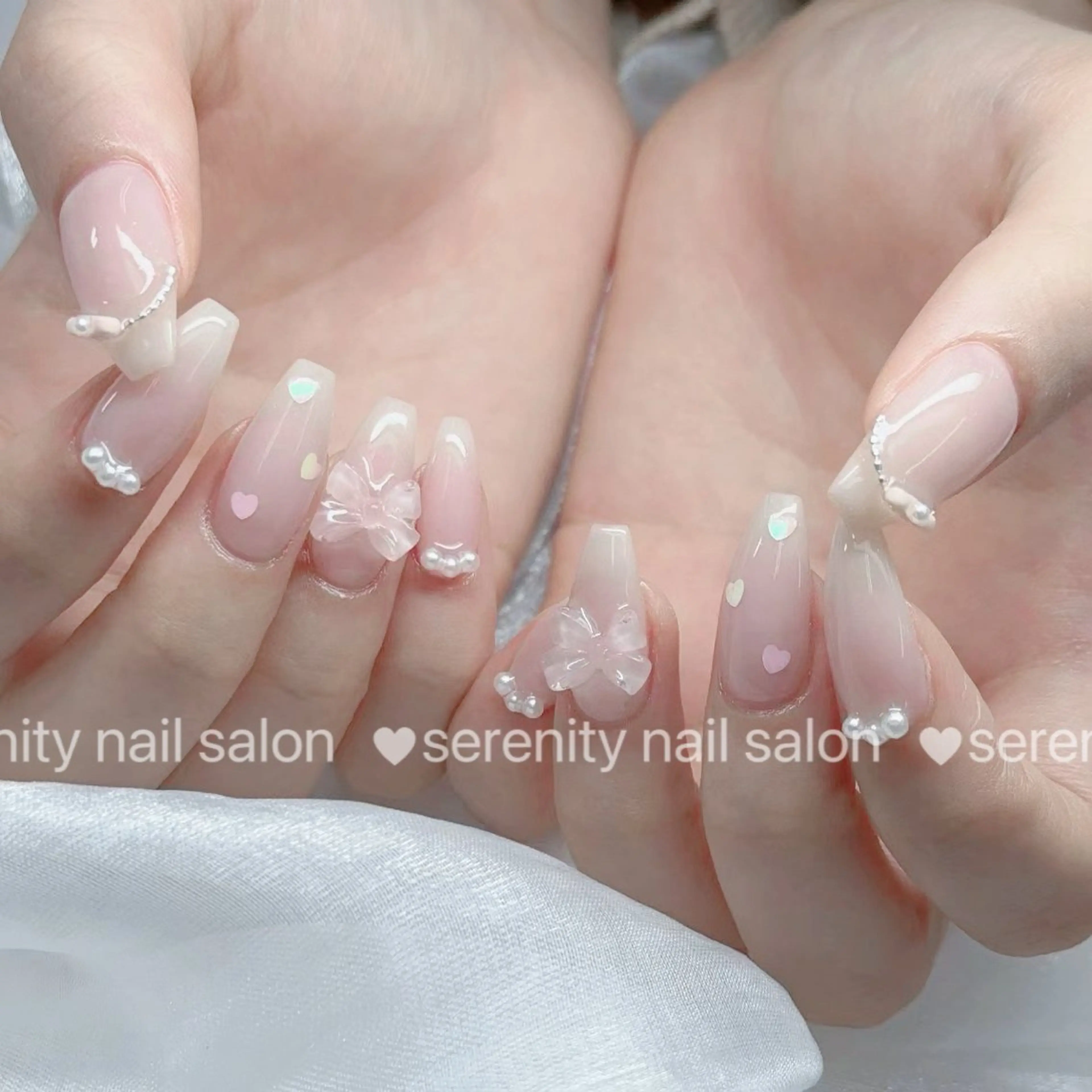 ネイル チークネイル 長さ出し フレンチネイル ジェルネイル キラキラネイル ハンドネイル ハンドケア ✨Serenity ワンホンネイルのネイルデザイン