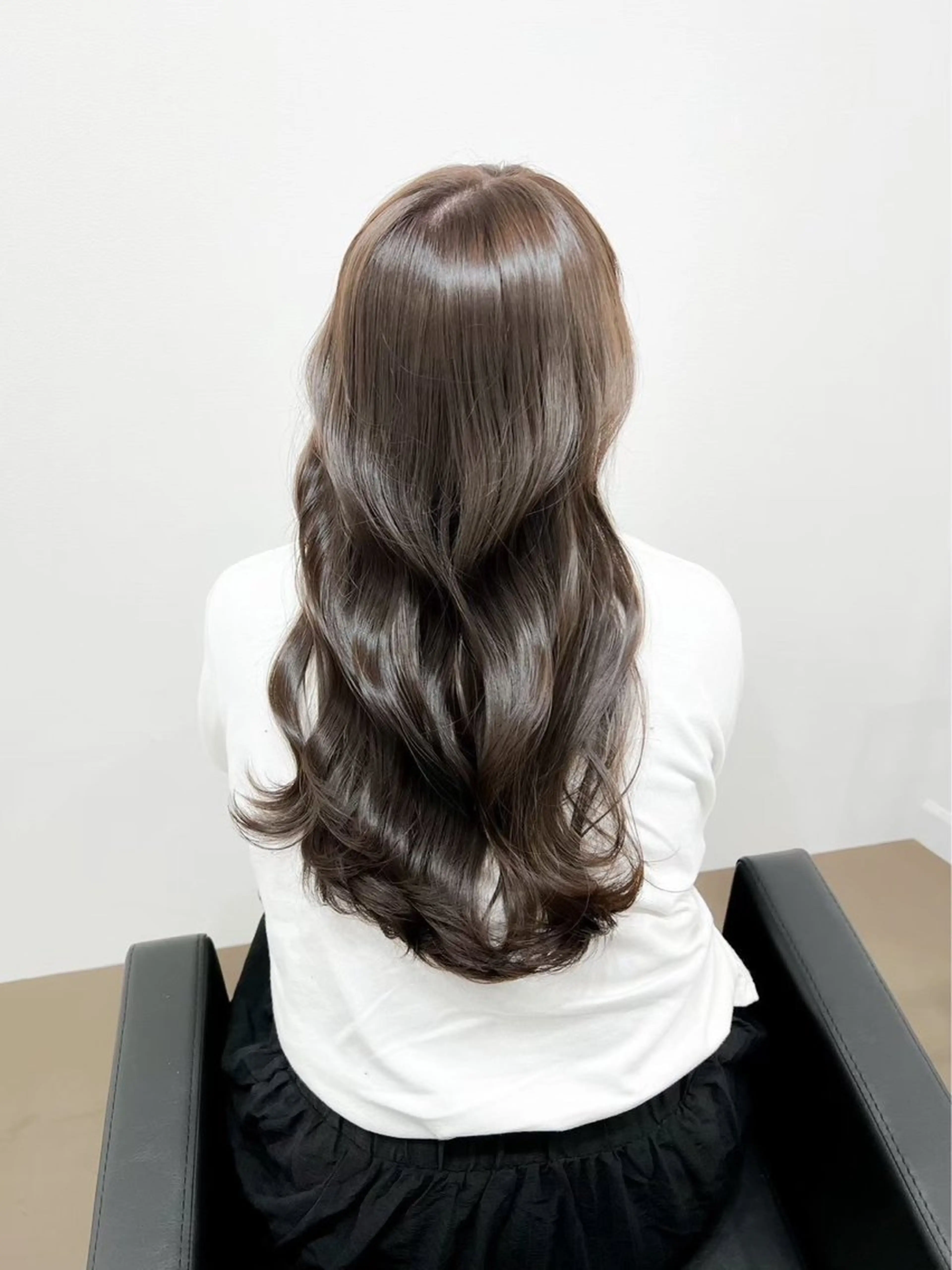 ロング カラー ロングレイヤー ベージュカラー オリーブベージュ レイヤーカット ロング カット ヘアカラー トリートメント 透明感カラー特化/ ベージュ/梅田/英輝のヘアスタイル