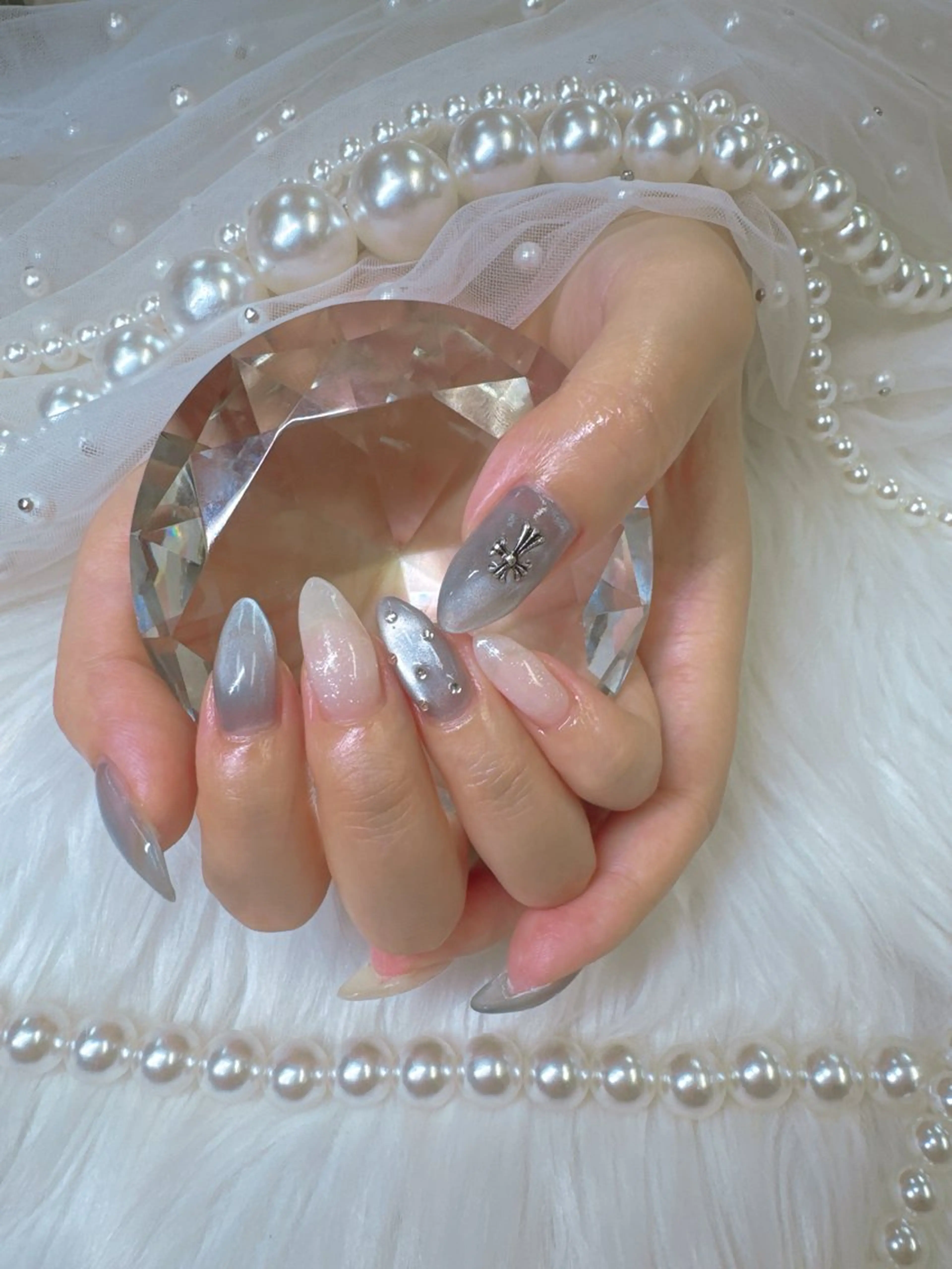 ネイル ボルドー チークネイル ドット 長さ出し フレンチネイル ハンドネイル クイーンズネイル銀座所属・Queeens nailのネイルデザイン