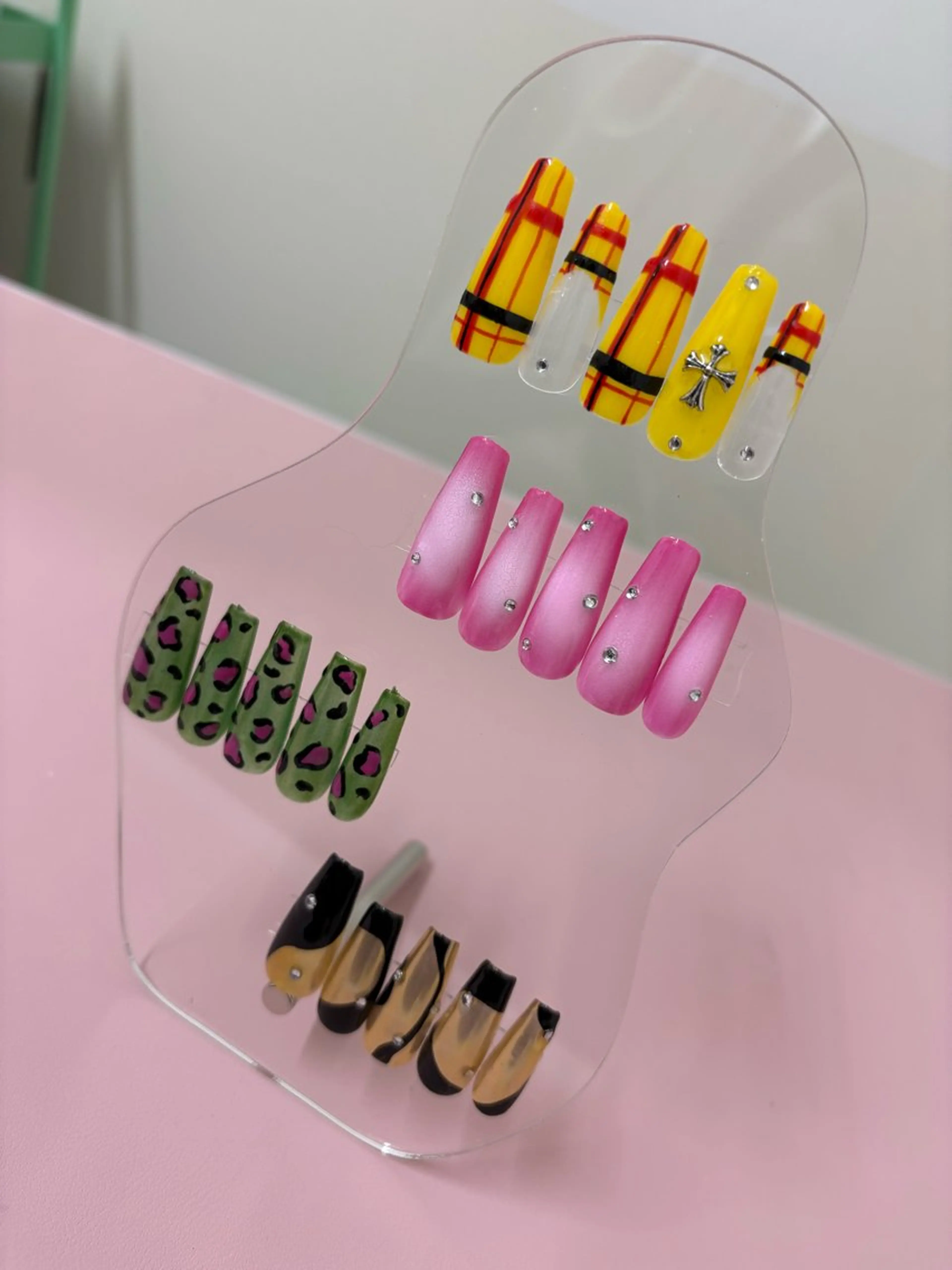 ネイル チークネイル ゴールド ミラーネイル 33nail✴️栄 スミレ❇️Gel-xのネイルデザイン