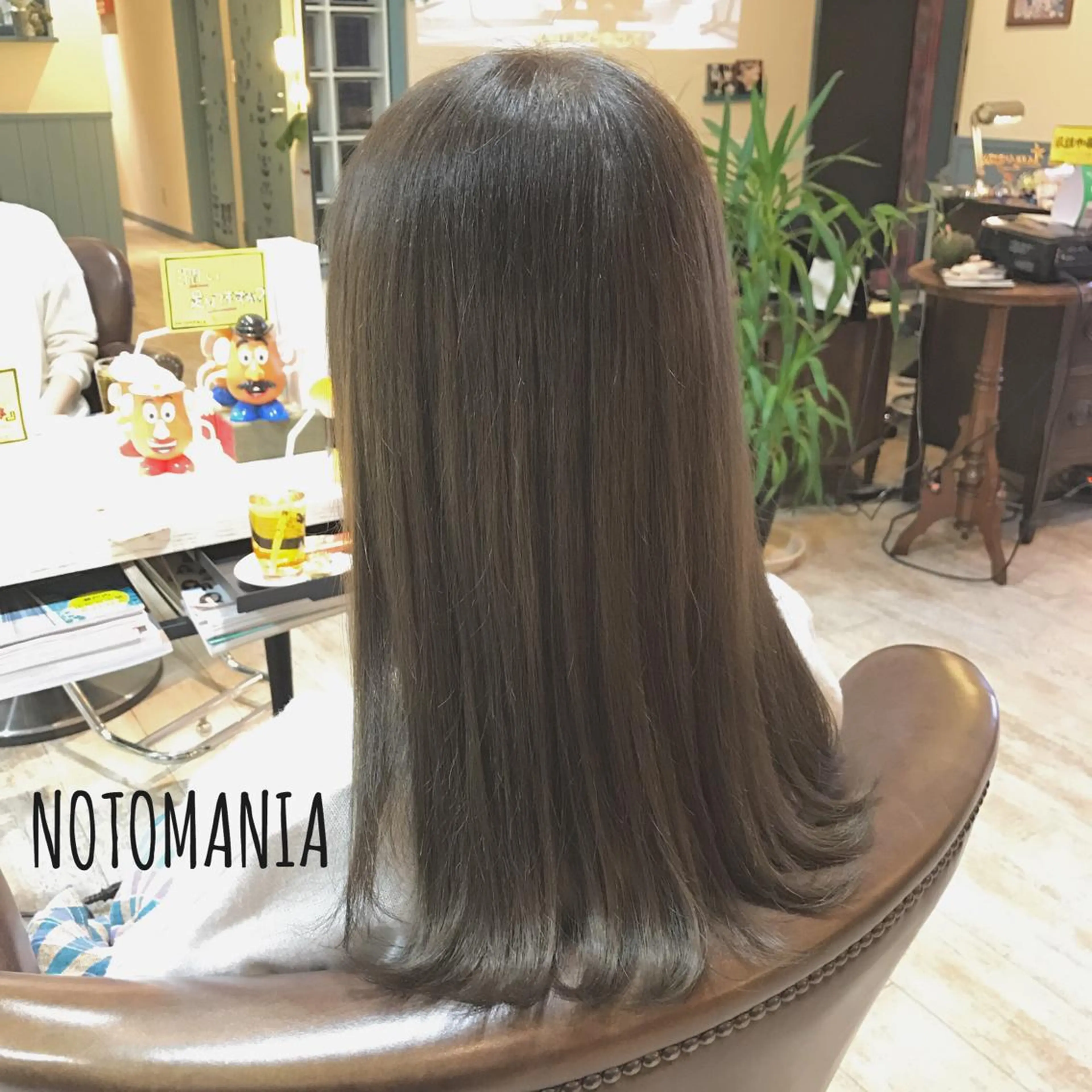 セミロング ロング カラー ブリーチ グレージュ トリートメント イシハラ アズサのヘアスタイル