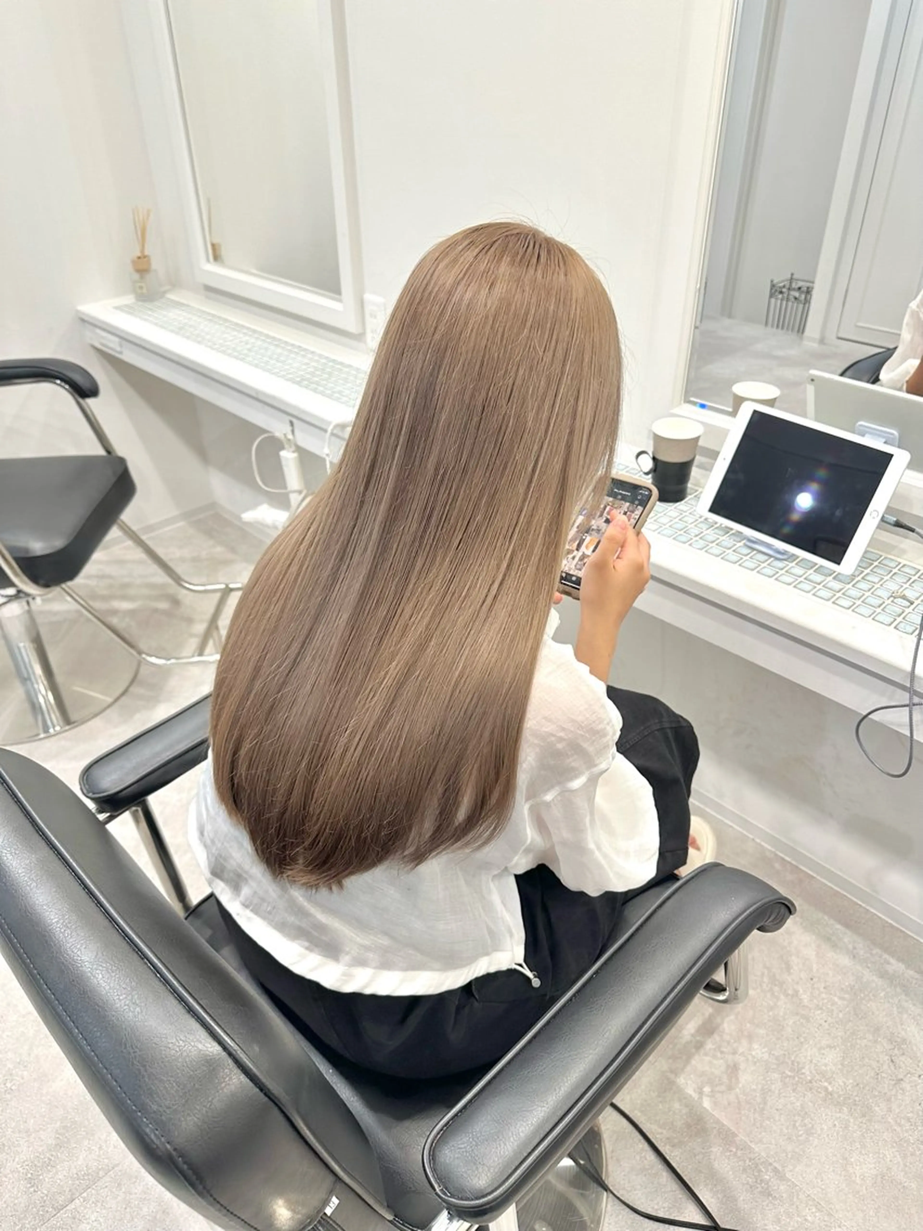 ロング カラー ヘアアレンジ ベージュカラー ブリーチ ケアブリーチ 透明感カラー ミルクティーベージュ カット ヘアカラー SALOWIN京都河原町Suite店所属・外国人風レイヤー/ ハイトーンSHUのヘアスタイル