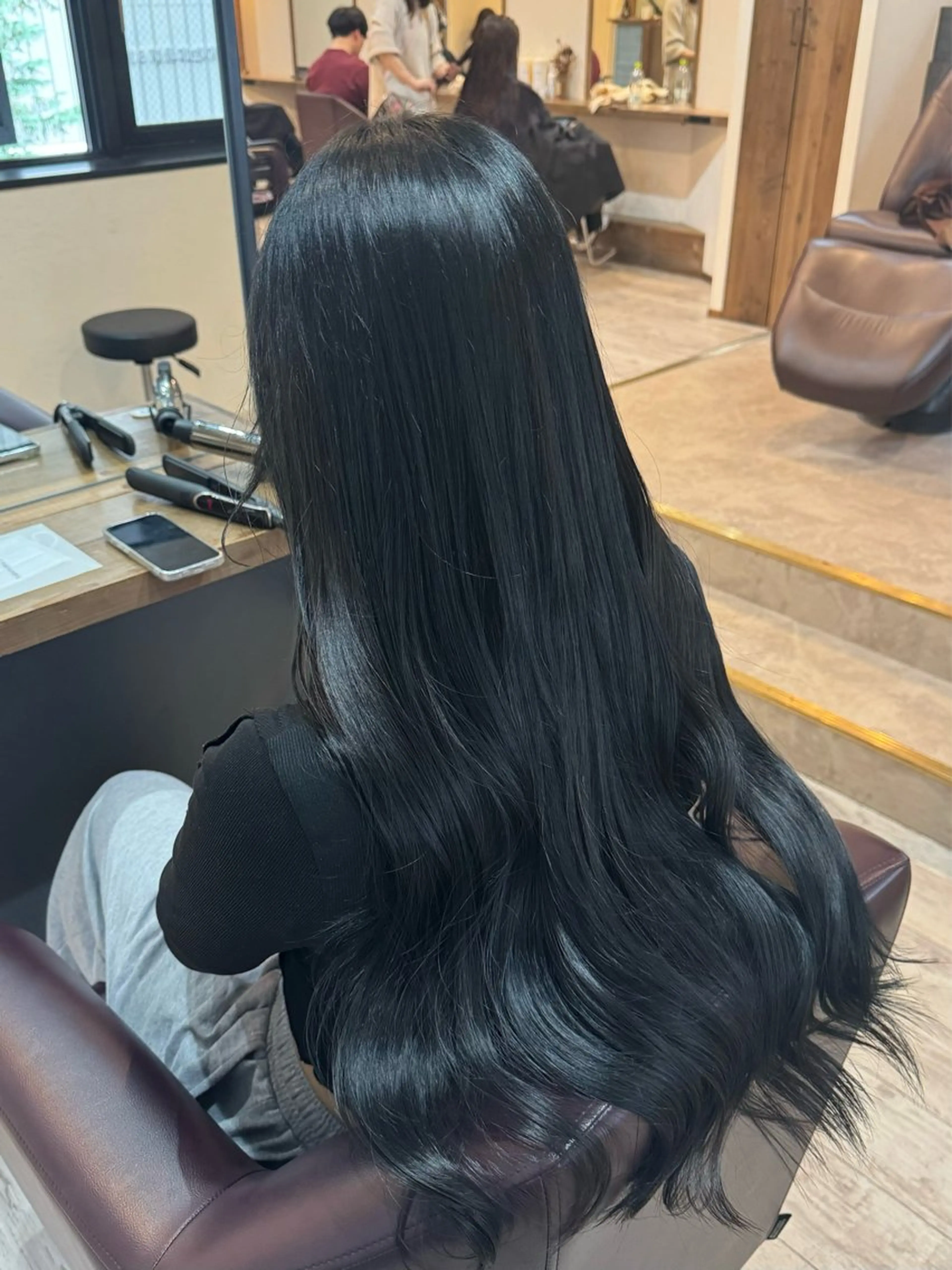 ロング カラー 黒髪 ブルーカラー ブルーブラック ヘアカラー 内沼 恵留菜のヘアスタイル