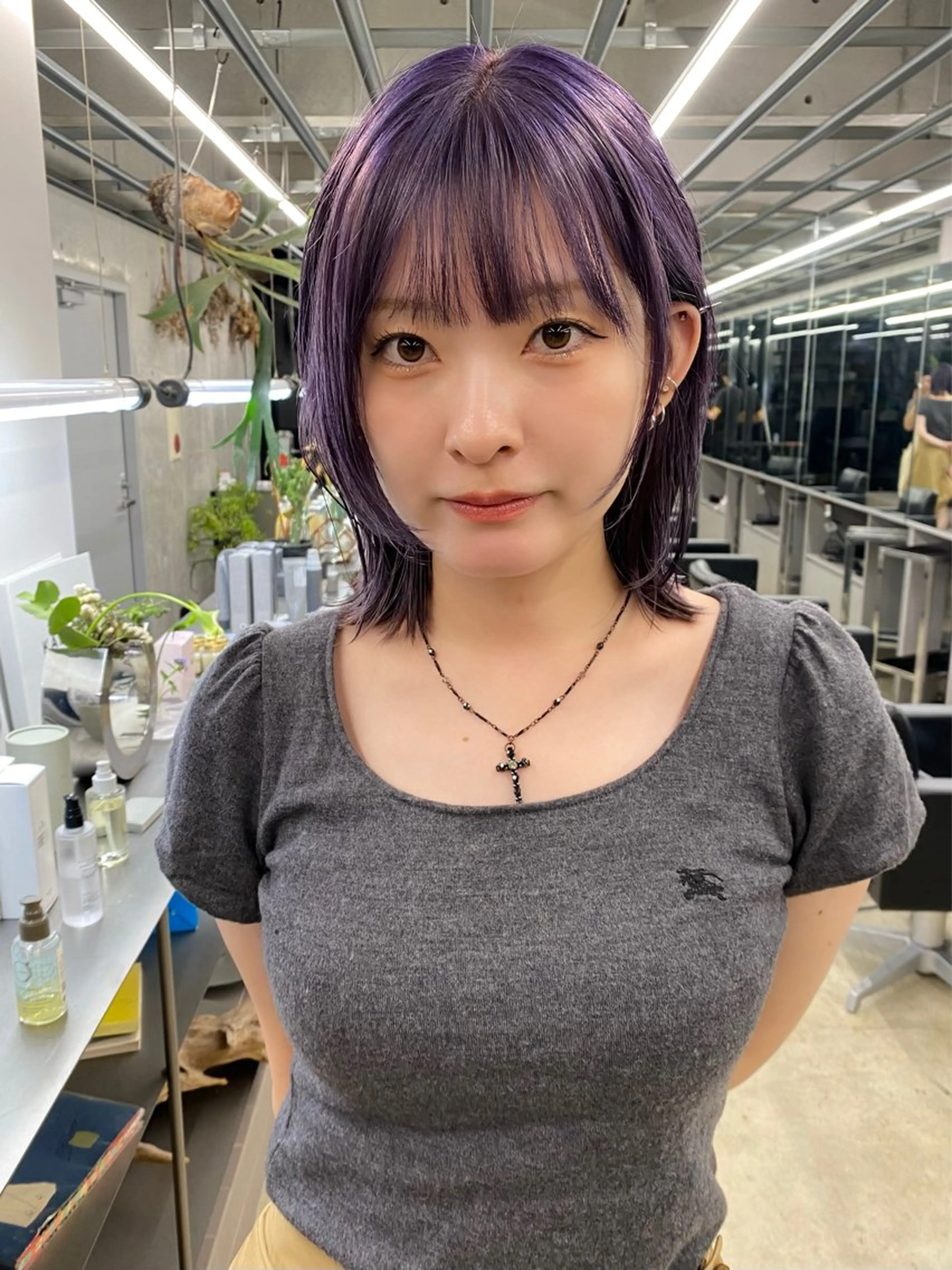 ミディアム カラー ハイトーンカラー 顔まわりレイヤー レイヤーカット カット ヘアカラー トリートメント 似合わせカット レイヤーボブウルフのヘアスタイル