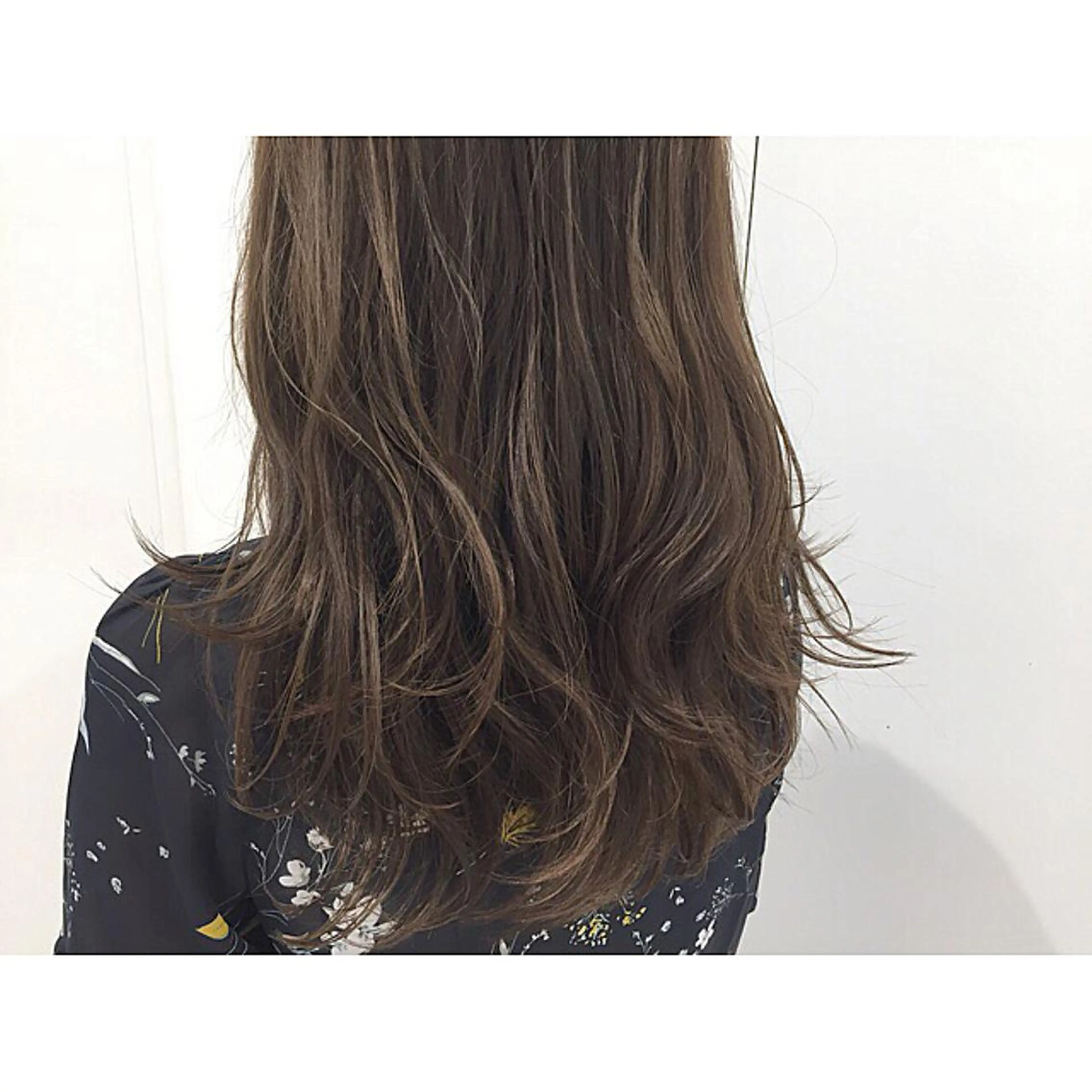 ロング カラー ヘアアレンジ ベージュカラー ハイライトカラー ホワイトベージュ ハイライト ヘアカラー トリートメント 透明感♡︎♡︎ 佐々木早苗のヘアスタイル