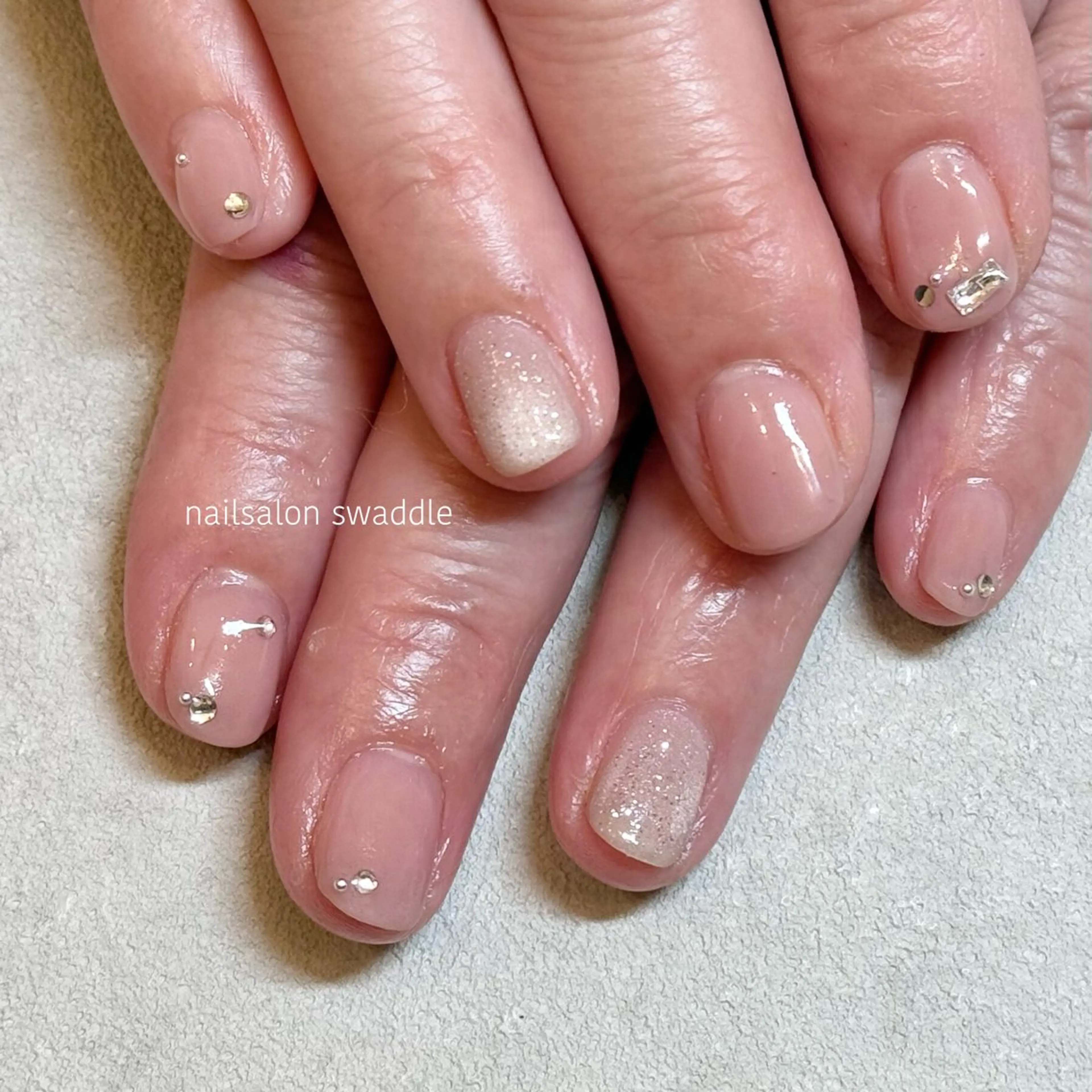 ネイル マグネットネイル ピンク シンプルネイル ハンドネイル nail salon swaddle 🪽のネイルデザイン