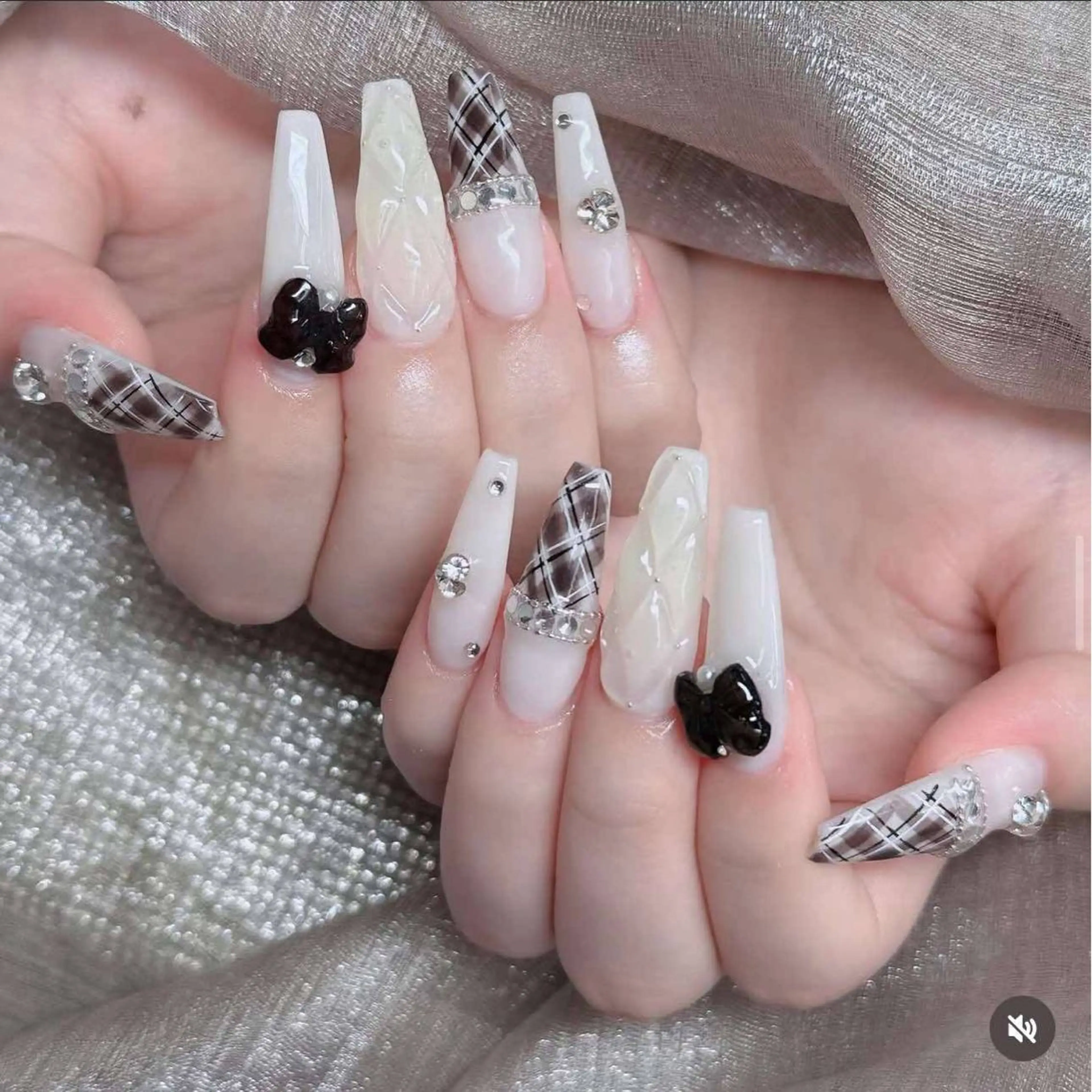 ネイル オーロラネイル フレンチネイル ジェルネイル ハロウィン キラキラネイル ハンドネイル H.baby Nail Salonのネイルデザイン