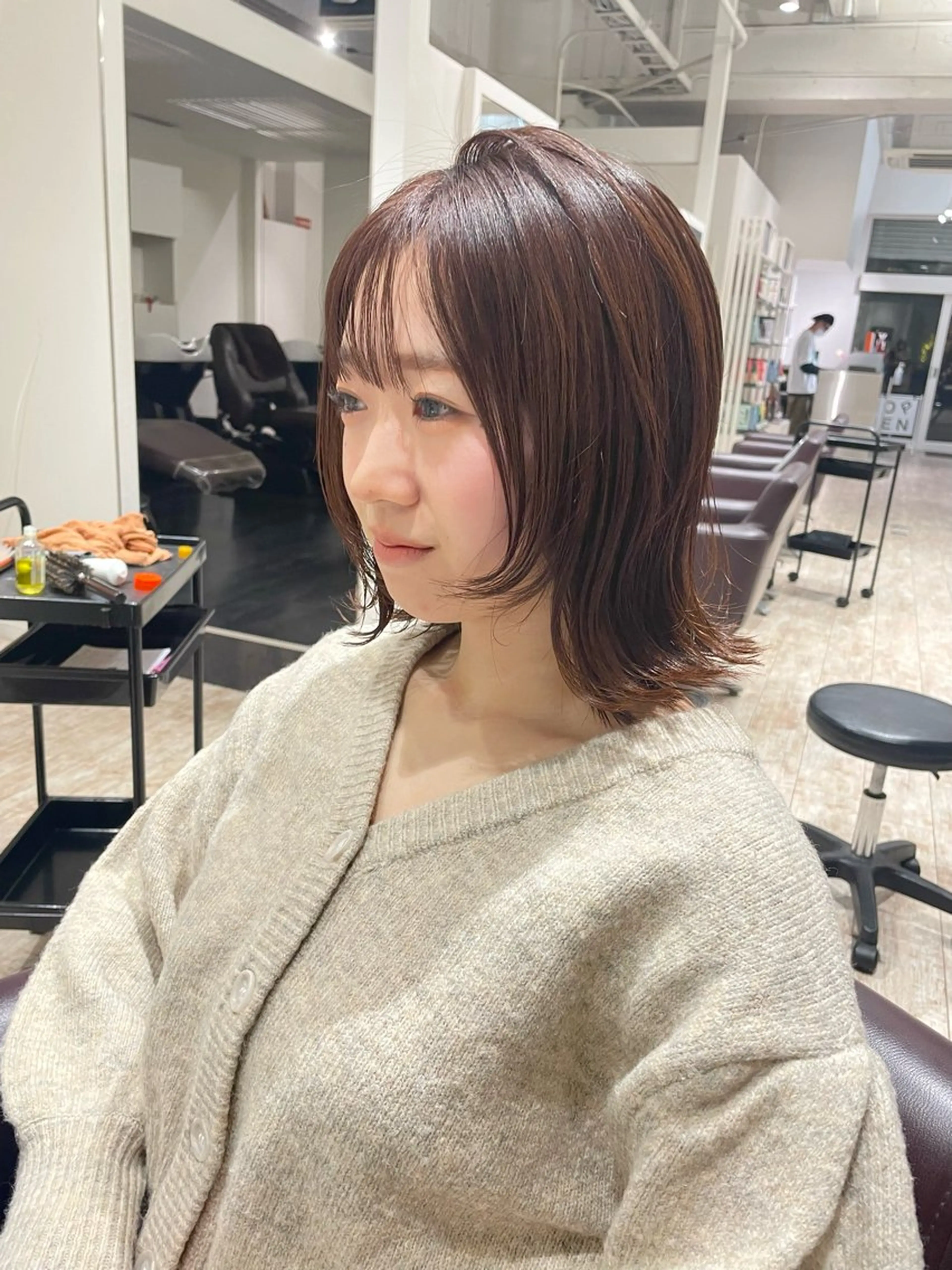 ミディアム 顔周りカット レイヤーカット 小顔カット behive  駅前店所属・菊地 桃花のヘアスタイル