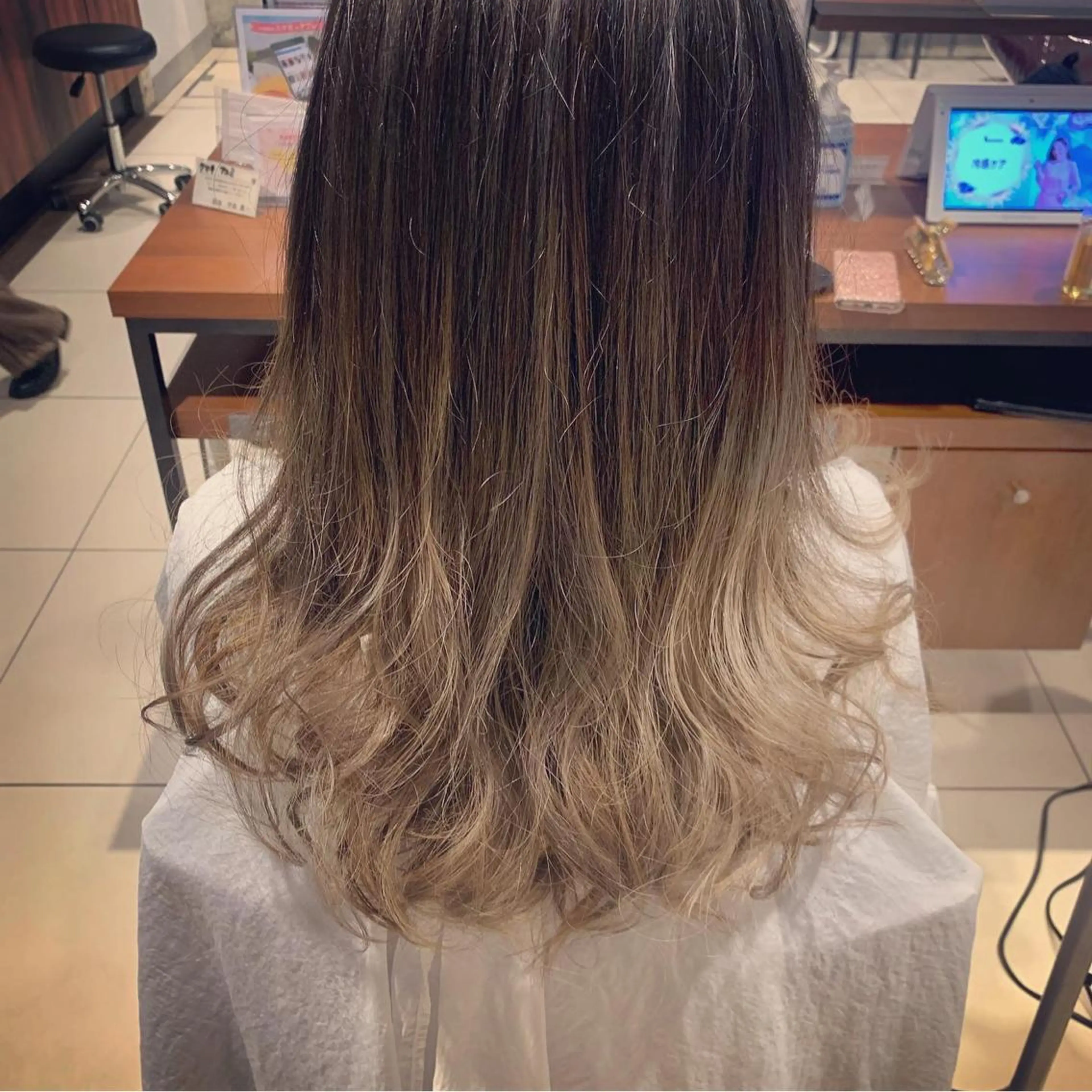 ロング カラー バレイヤージュ レイヤーカット AQUA 平田真一のヘアスタイル