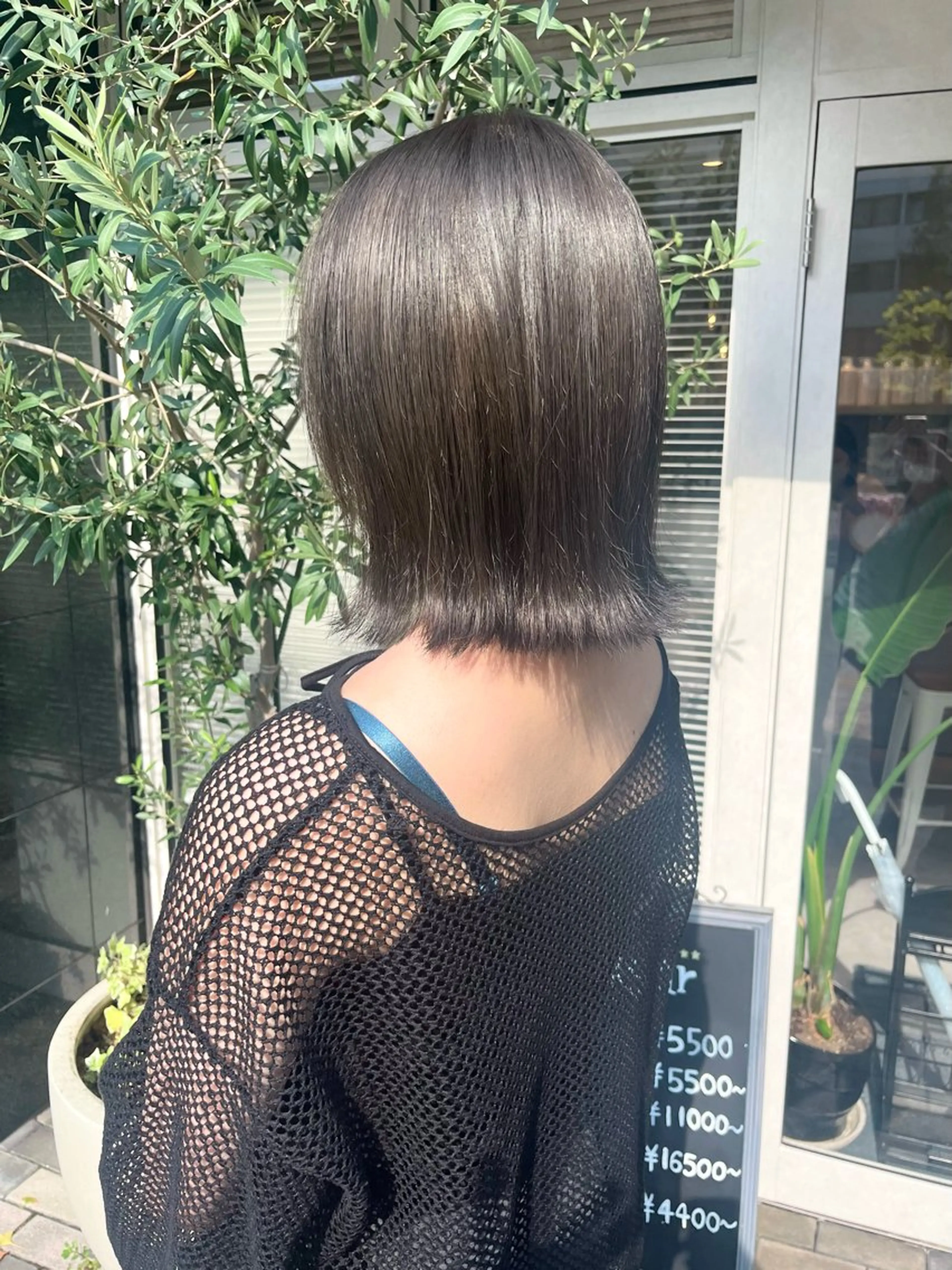 ミディアム カラー グレージュ オリーブグレージュ オリーブグレー ボブ charer eye salon所属・マブチ キサラのマツエク・マツパデザイン