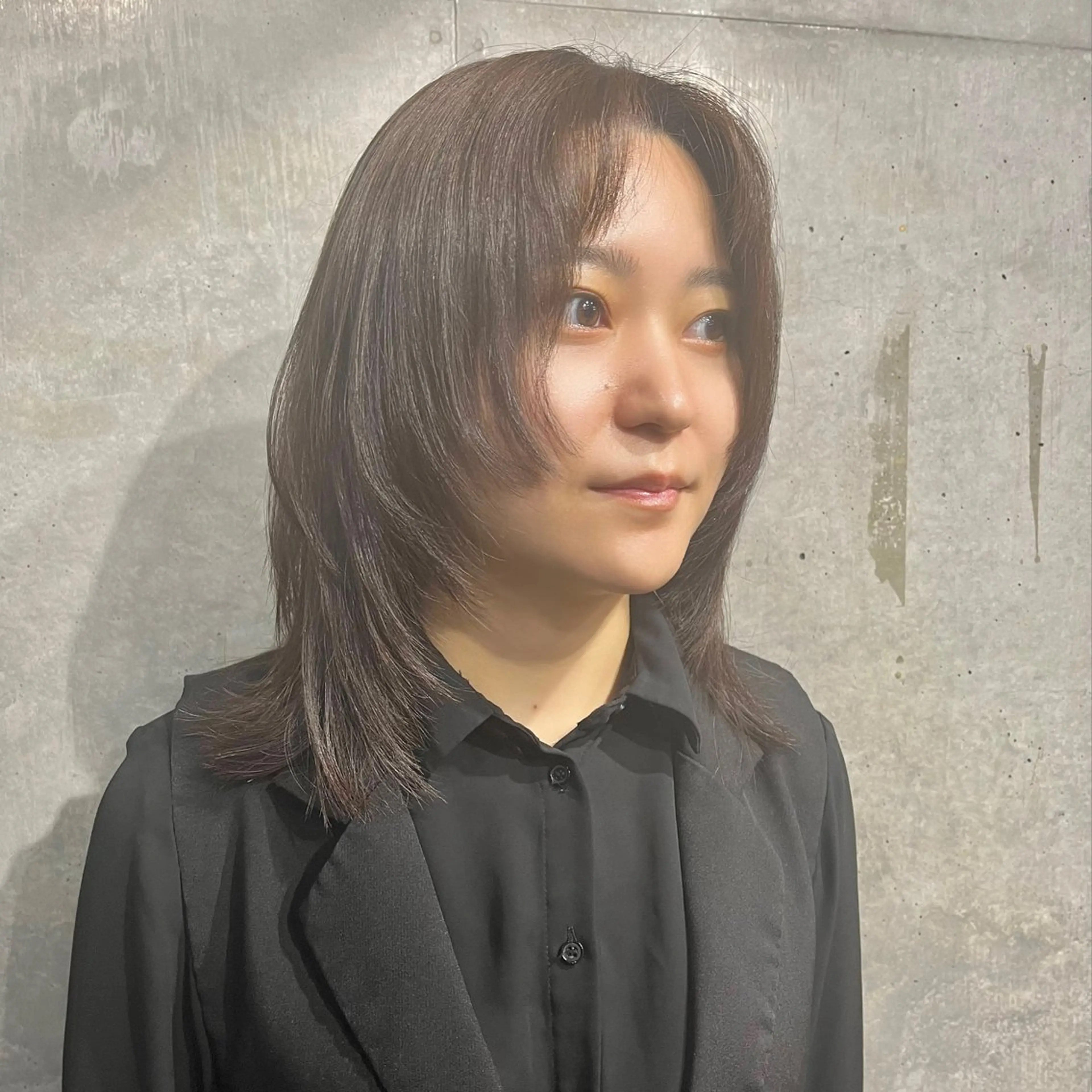 ミディアム カラー 黒髪 ブルーカラー ブルーブラック 顔まわりレイヤー レイヤーカット カット 藤澤 夏実/インナーカラーのヘアスタイル